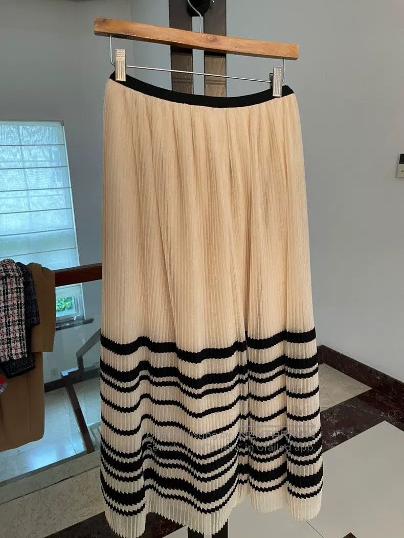Valentino Valentino Skirt Size M / US 6-8 / IT 42-44 - 2 Thumbnail
