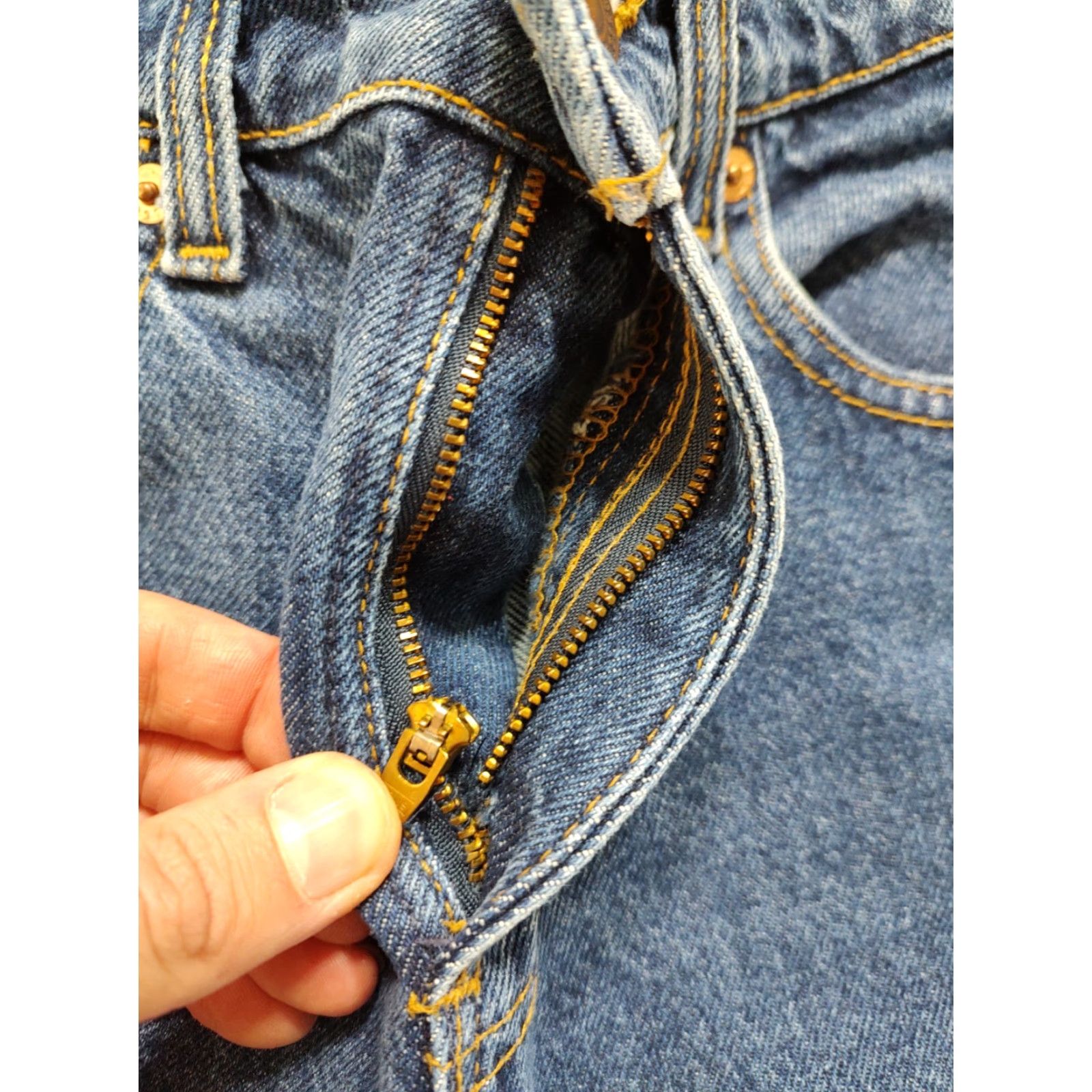 Levi's VINTAGE Levi's Jeans 550 USA Relaxed Tapered Womens 25x29 Zip 29 Inseam Blue 100% Cotton 90s Retro USA Size 42" / US 20 - 4 Thumbnail
