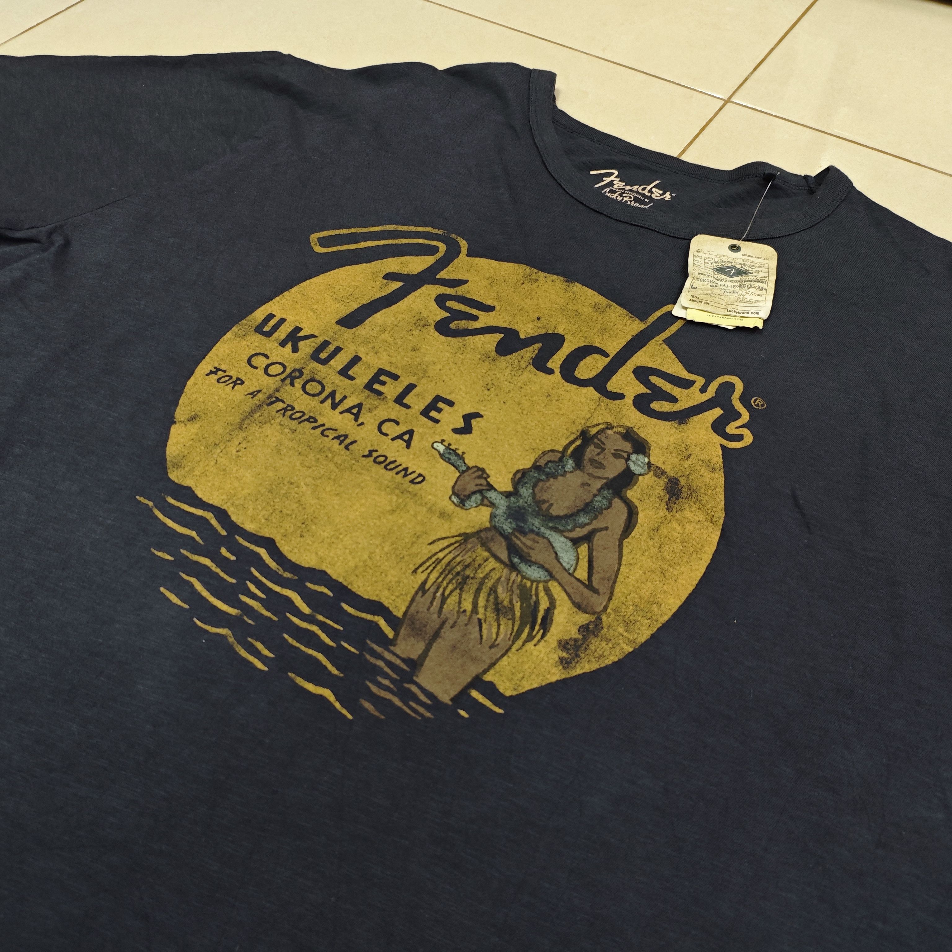 Fender FENDER X LUCKY BRAND Ukuleles Corona CA Hula Girl 3XL Tee Size US XXL / EU 58 / 5 - 8 Thumbnail