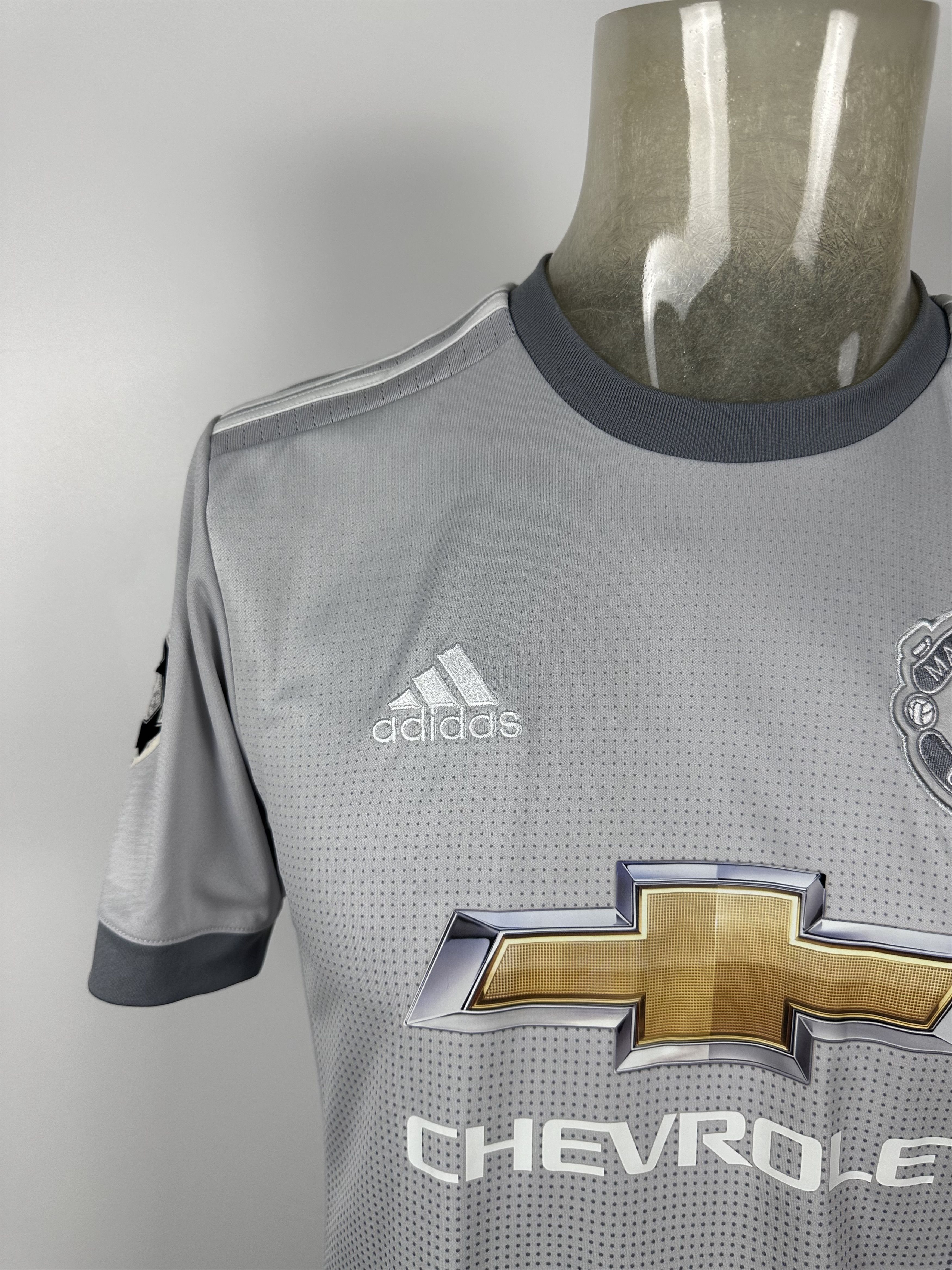 Adidas × Vintage MANCHESTER UNITED 2017 18 THIRD FOOTBALL SHIRT SOCCER JERSEY Size US S / EU 44-46 / 1 - 3 Thumbnail