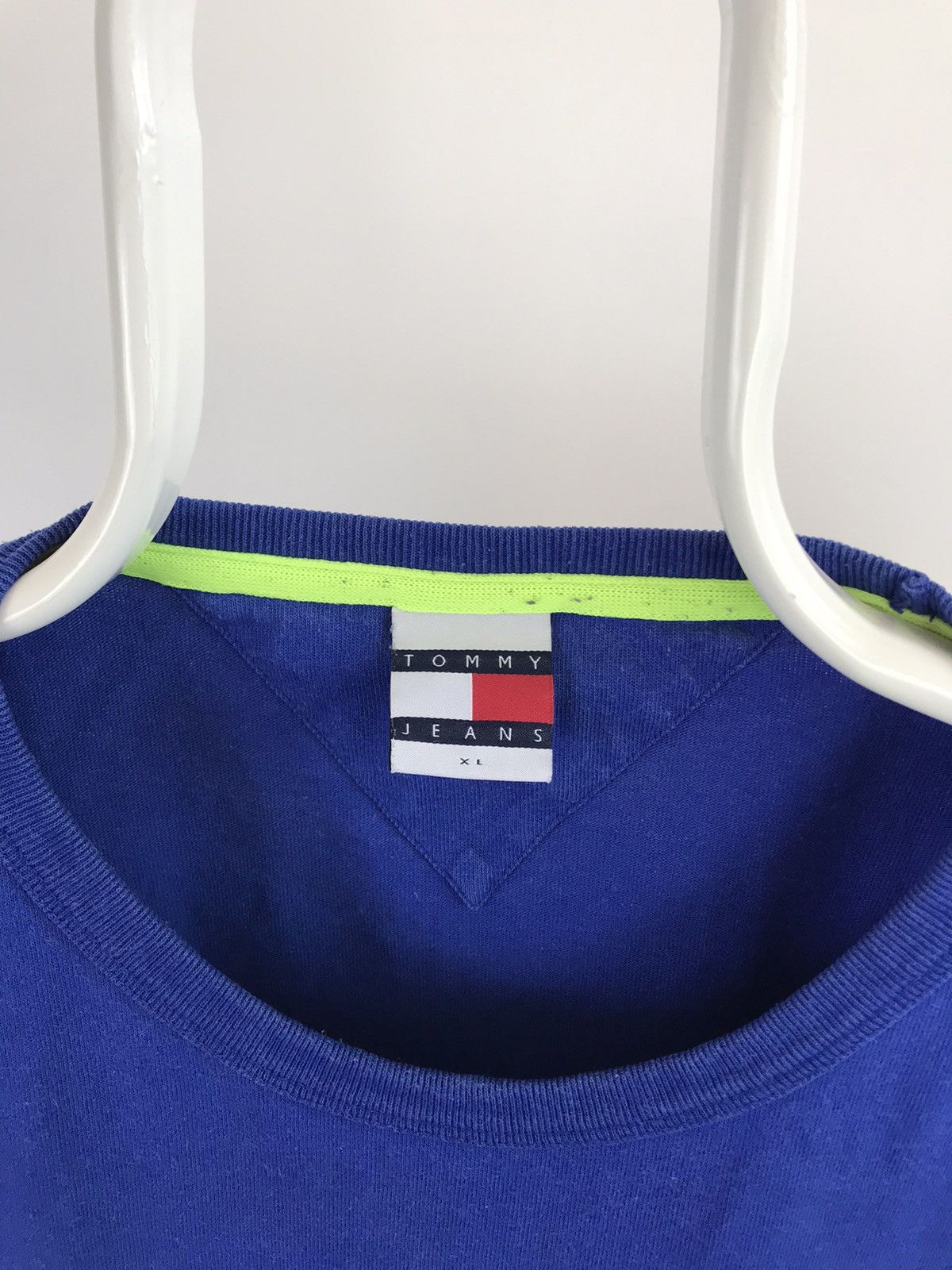 Tommy Hilfiger Vintage Tommy Hilfiger Jeans Big Logo tee Size US XL / EU 56 / 4 - 3 Thumbnail