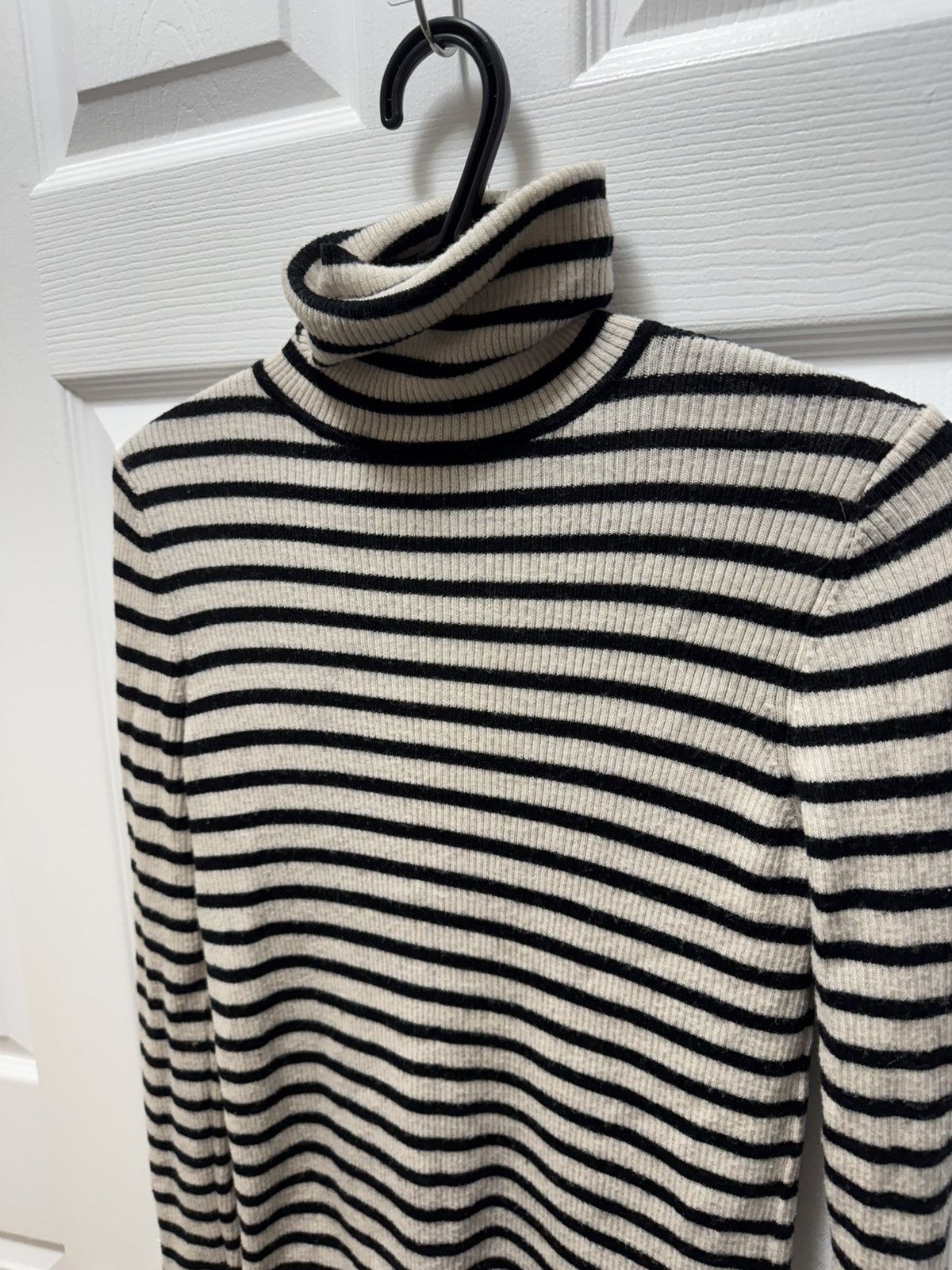 Uniqlo Uniqlo Wool Turtle Neck Stripped White Black Size L / US 10 / IT 46 - 4 Thumbnail