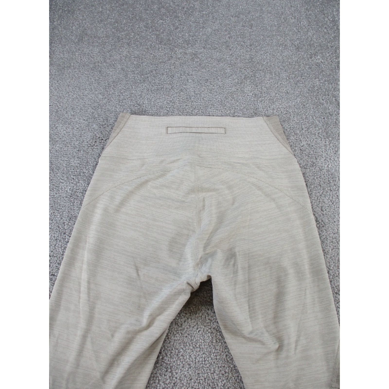 Outdoor Voices Outdoor Voices Leggings Womens Small Beige Capri Crop Colorblock Athleisure Gym & Training Running Yoga Size 28" / US 6 / IT 42 - 8 Thumbnail