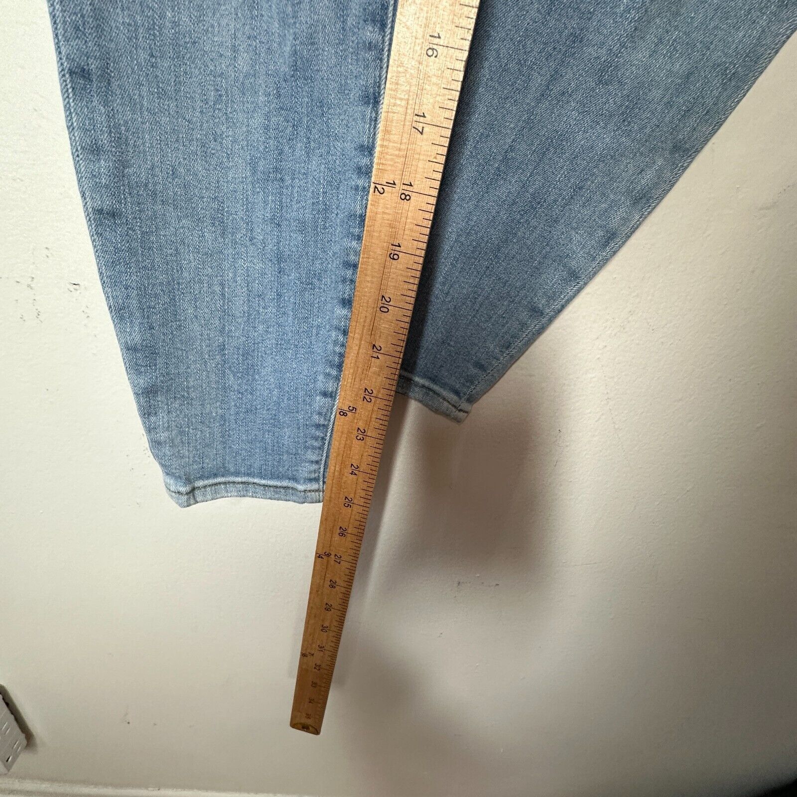 Good American Good American Good Waist Crop Distressed Knee Jean 6 / 28 Size 28" / US 6 / IT 42 - 10 Thumbnail