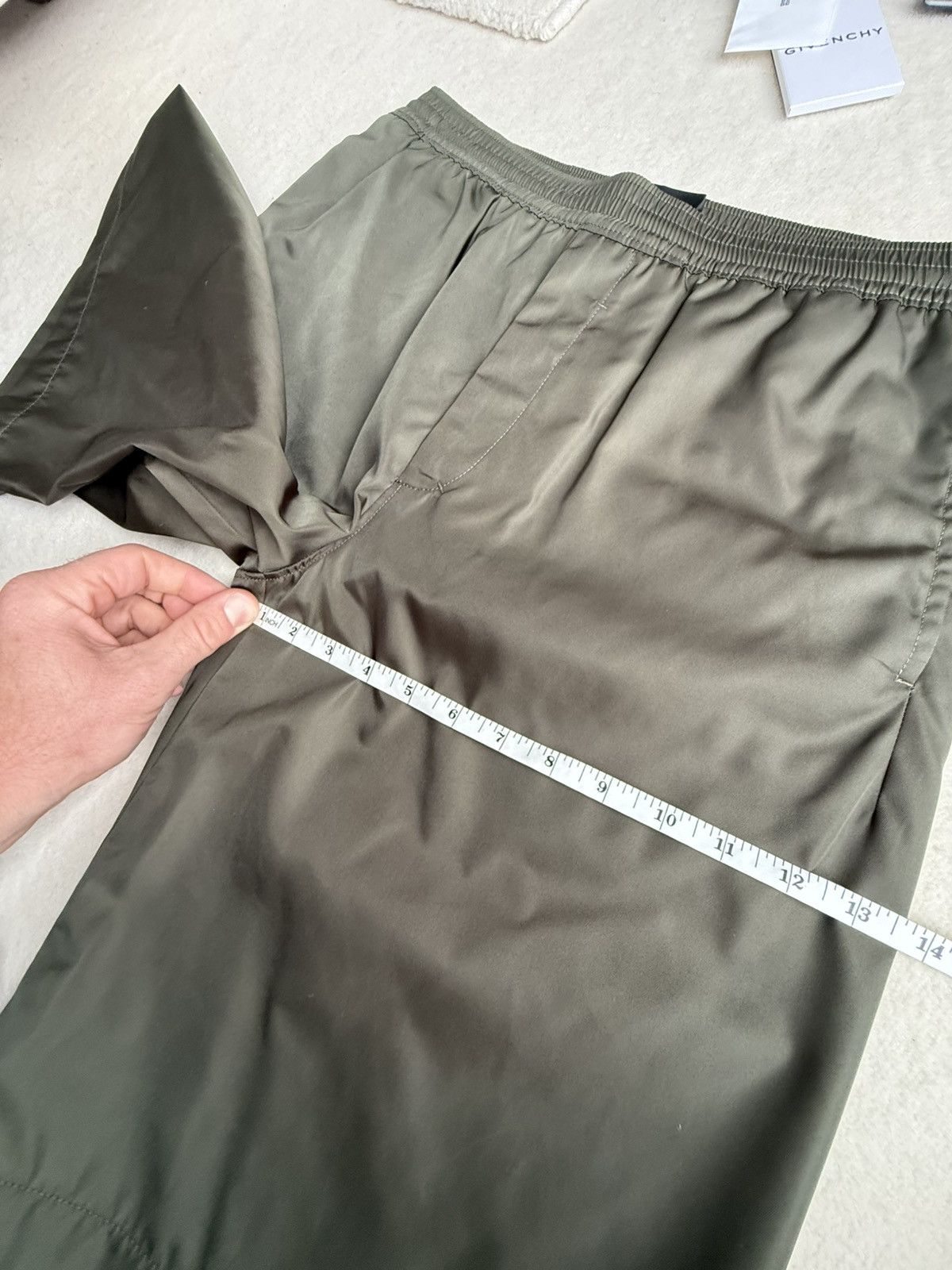 Givenchy SS24 $1.15k 🤑 Givenchy logo nylon baggy track shorts 46 Size US 30 / EU 46 - 7 Thumbnail