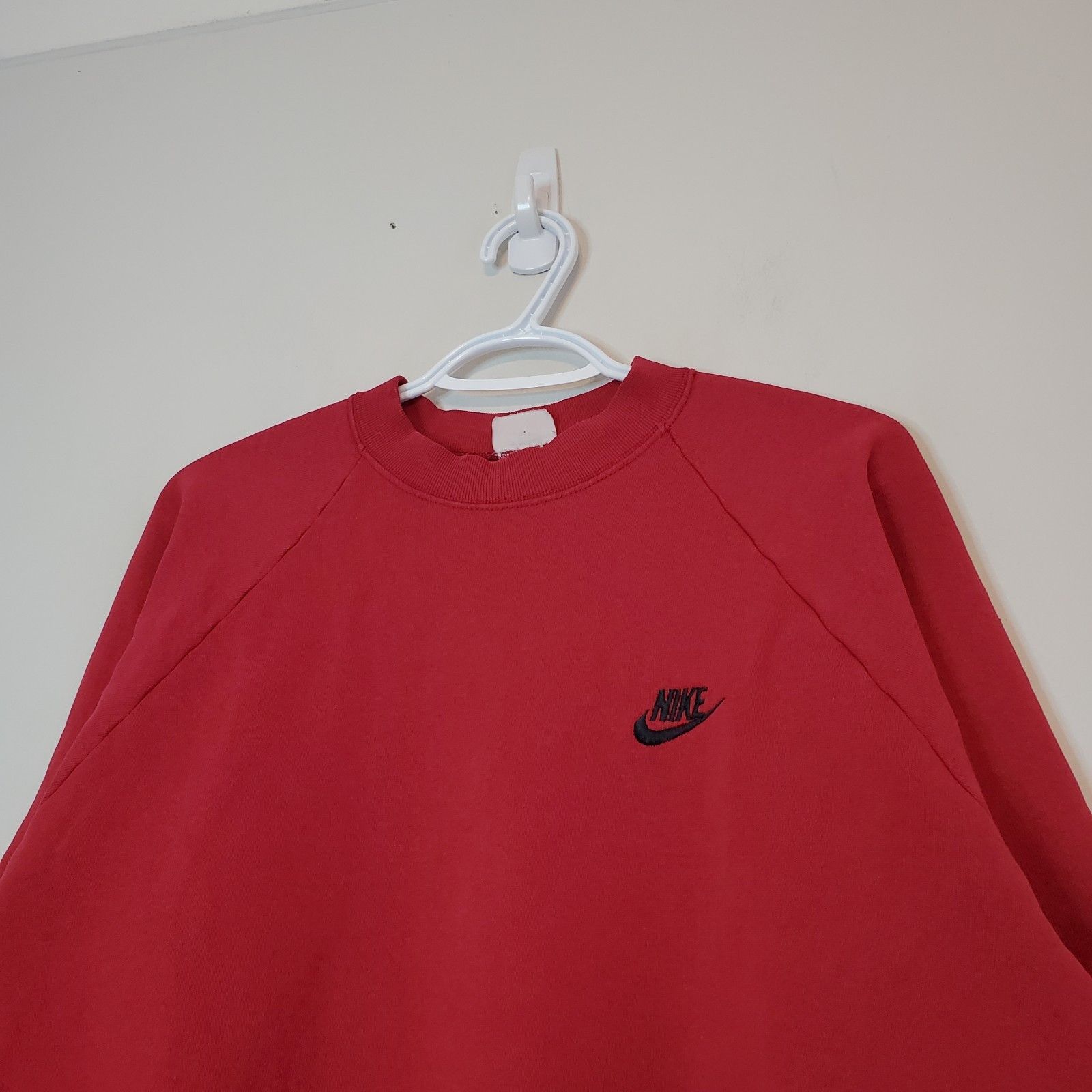 Nike Vintage 90s Nike Logo Crewneck Sweater Red Size M Size US M / EU 48-50 / 2 - 3 Thumbnail
