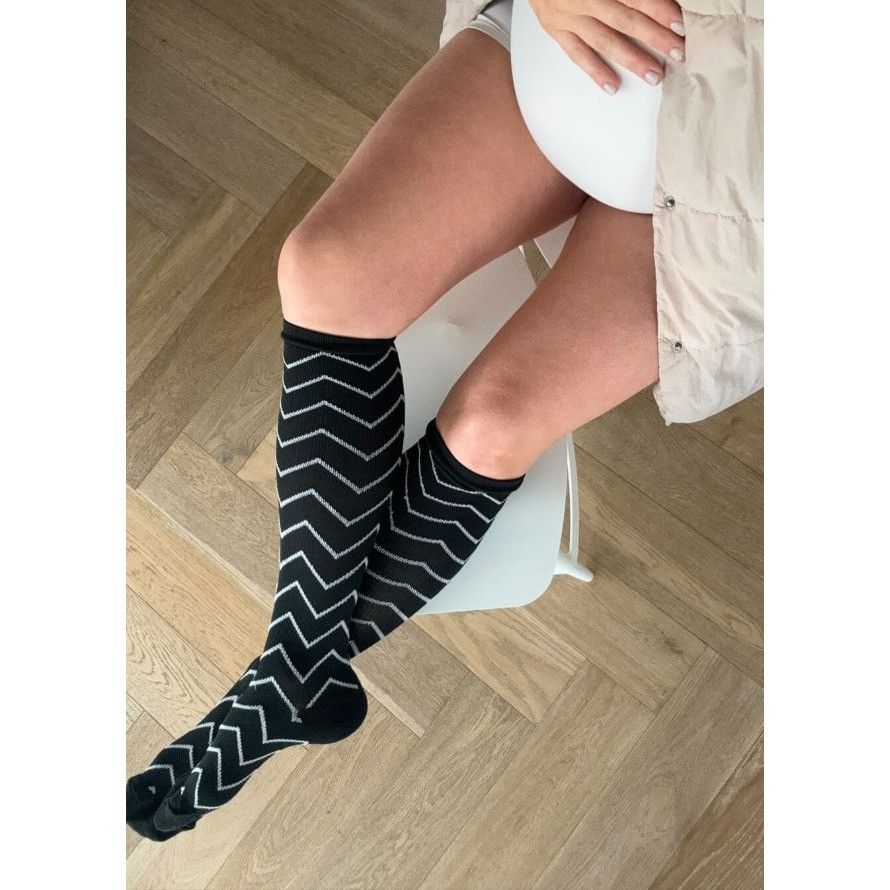 Other Black & White Zigzag Pattern Knee-High Socks Size ONE SIZE - 1 Thumbnail