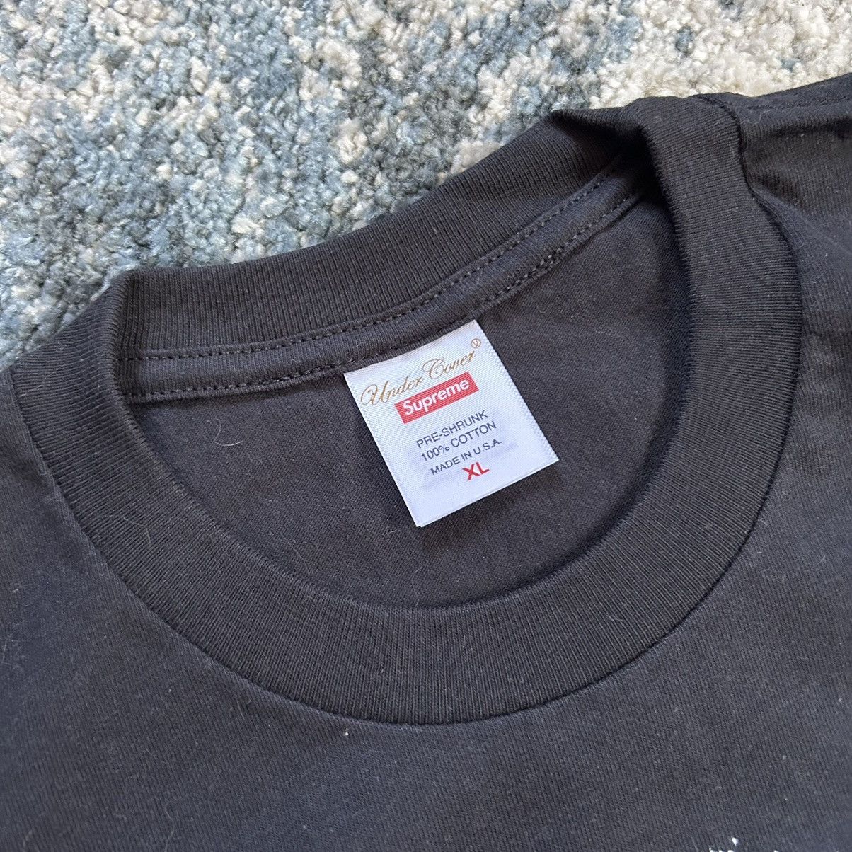 Jun Takahashi × Supreme × Undercover SPRiNG SUMMER 2023 TAG TEE BLACK WHiTE Size US XL / EU 56 / 4 - 9 Thumbnail