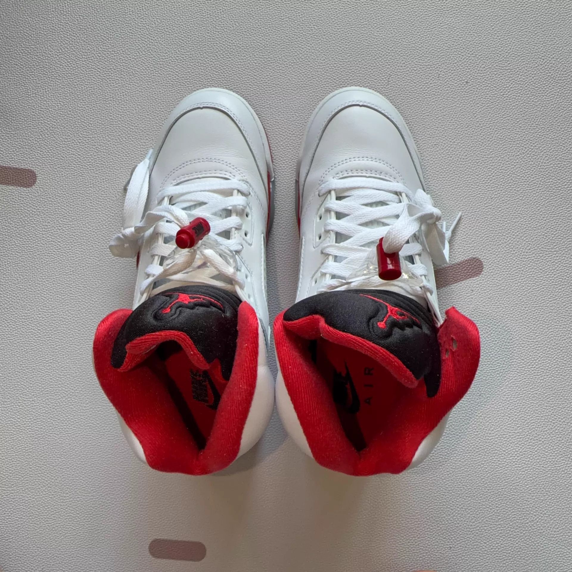 Nike Jordan 5 Fire Red Black Tongue 41 1x worn Size US 8 / EU 41 - 9 Thumbnail