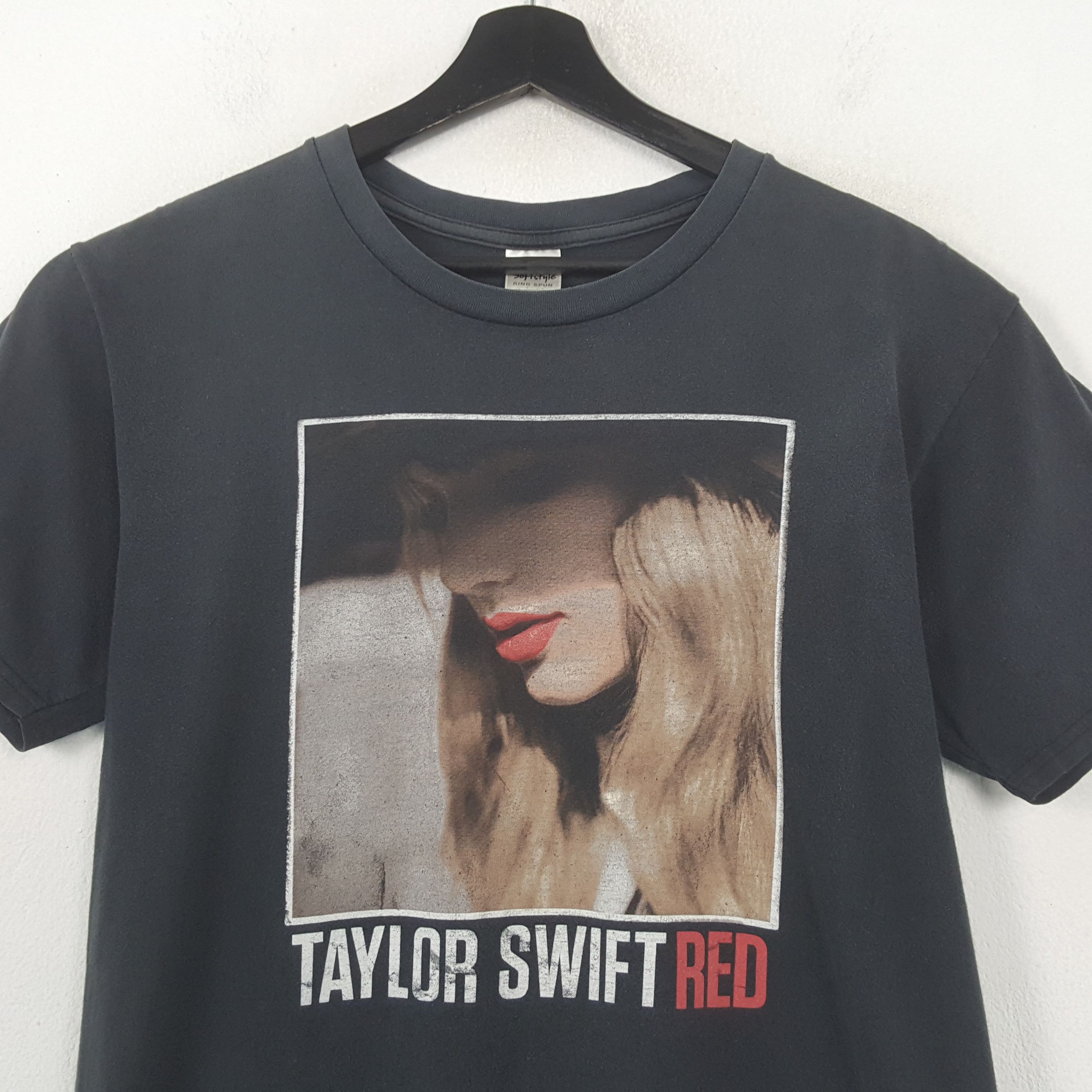 Band Tees Taylor Swift Singer Music Red Tour Tshirt RR7 Size US M / EU 48-50 / 2 - 2 Thumbnail