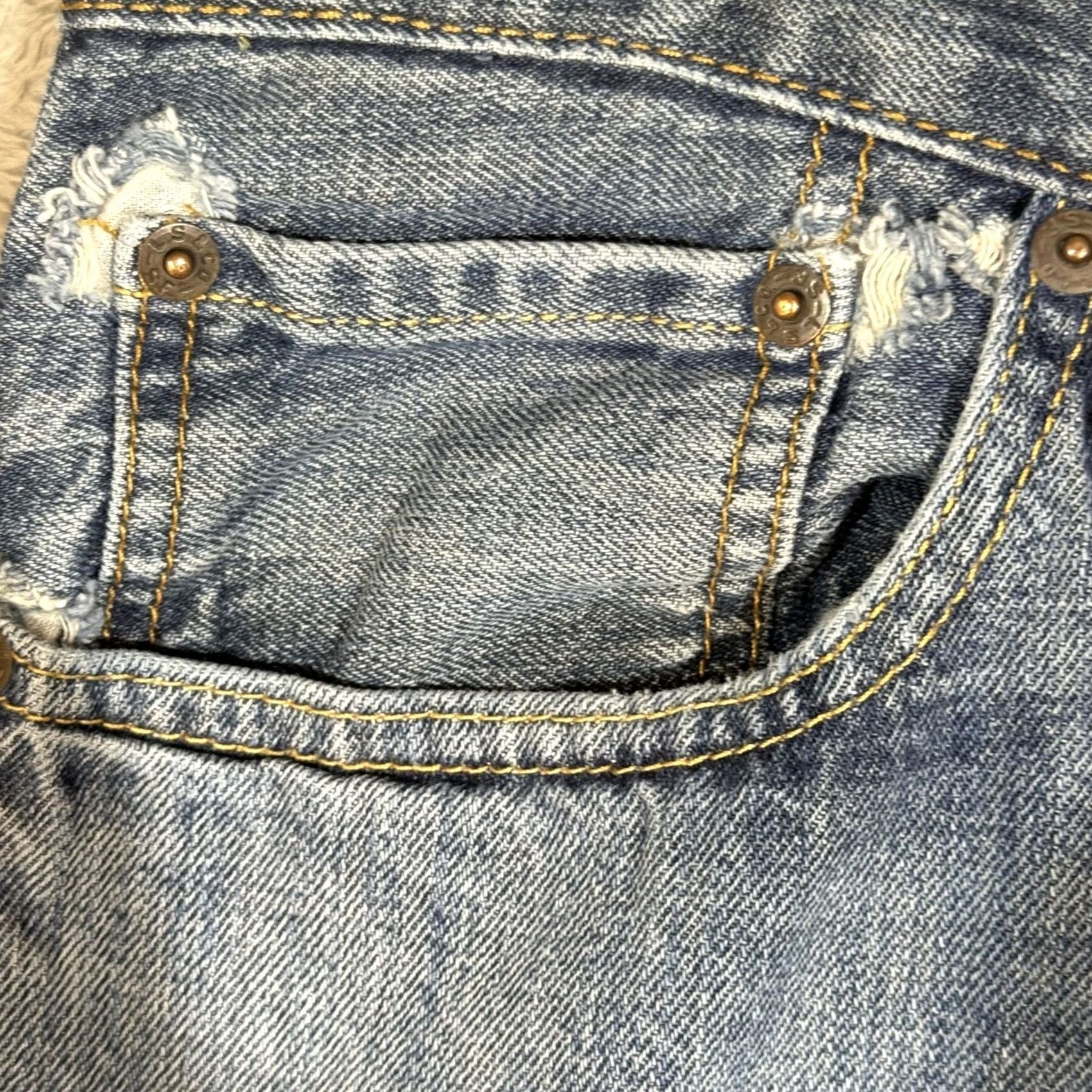 Levi's VINTAGE Levi’s 514 Jeans Mens 34x28 Blue Denim Distressed Straight Fit 90s USA Cowboy Regular Boys Mens Size US 34 / EU 50 - 4 Thumbnail