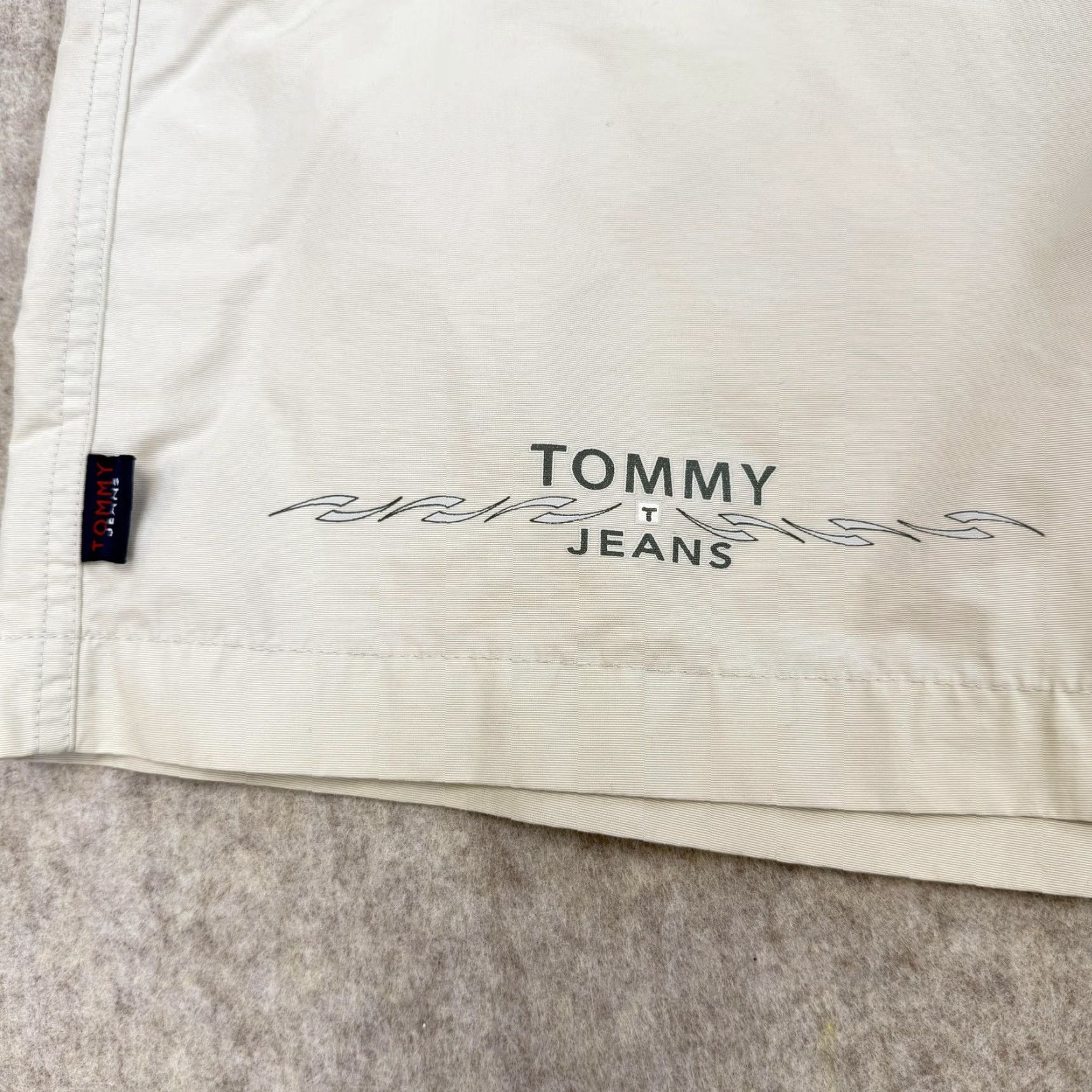 Tommy Hilfiger Tommy Hilfiger Tommy Jeans Shorts Bermuda Mens Large Beige Inseam 11 Pockets Elastic Waist Beach Tropical Nature Regular 36in Waist Mens Size US 33 - 2 Thumbnail