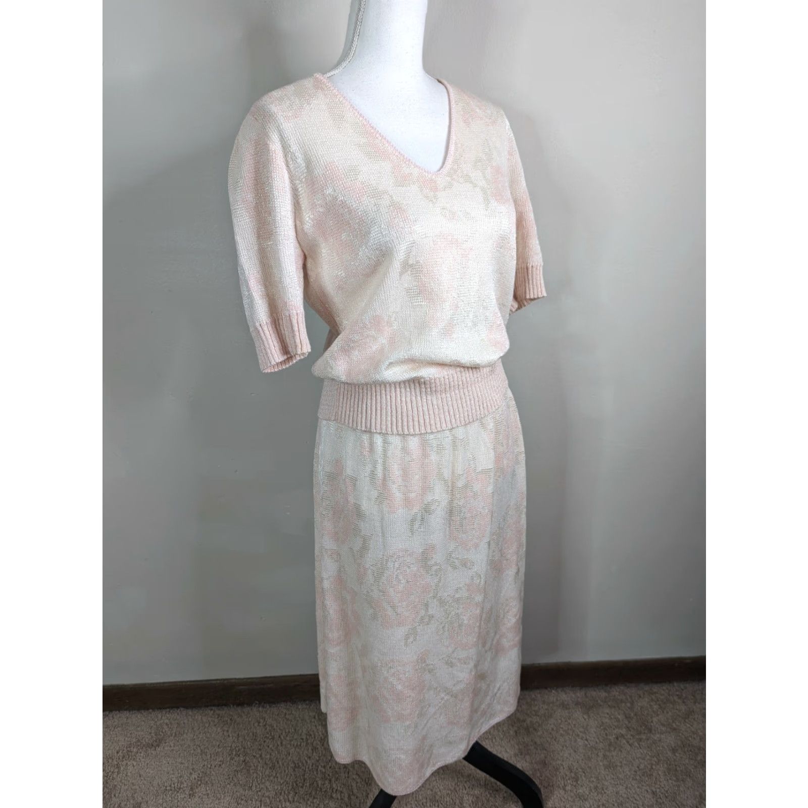 Vintage VINTAGE 80S Short Sleeve V Neck sweater skirt set Pink Floral Small 4/6 D2S Vivanti Top & Skirt Set Womens Size M / US 6-8 / IT 42-44 - 4 Thumbnail