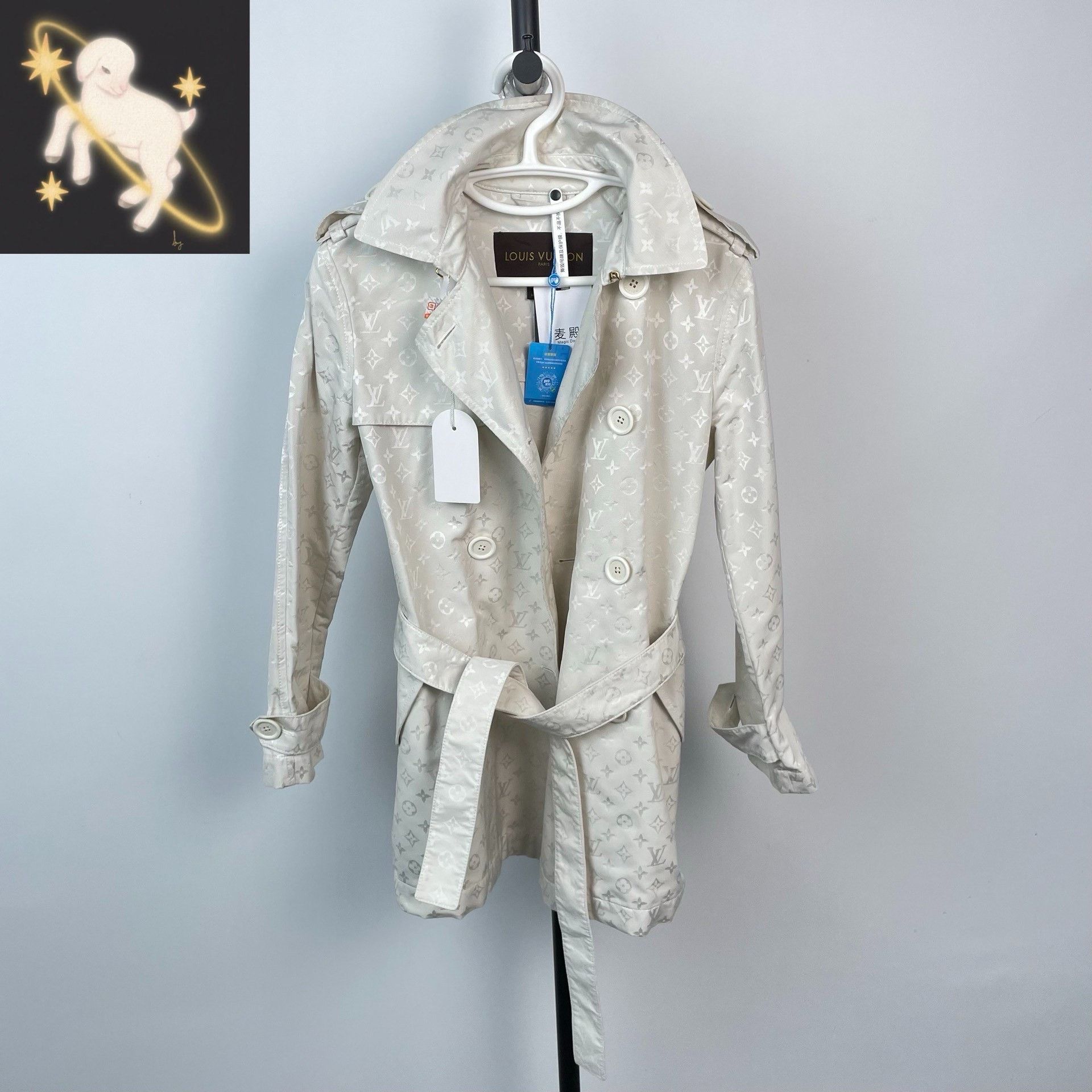 Louis Vuitton Louis Vuitton White Coat 36 Women Size S / US 4 / IT 40 - 1 Thumbnail