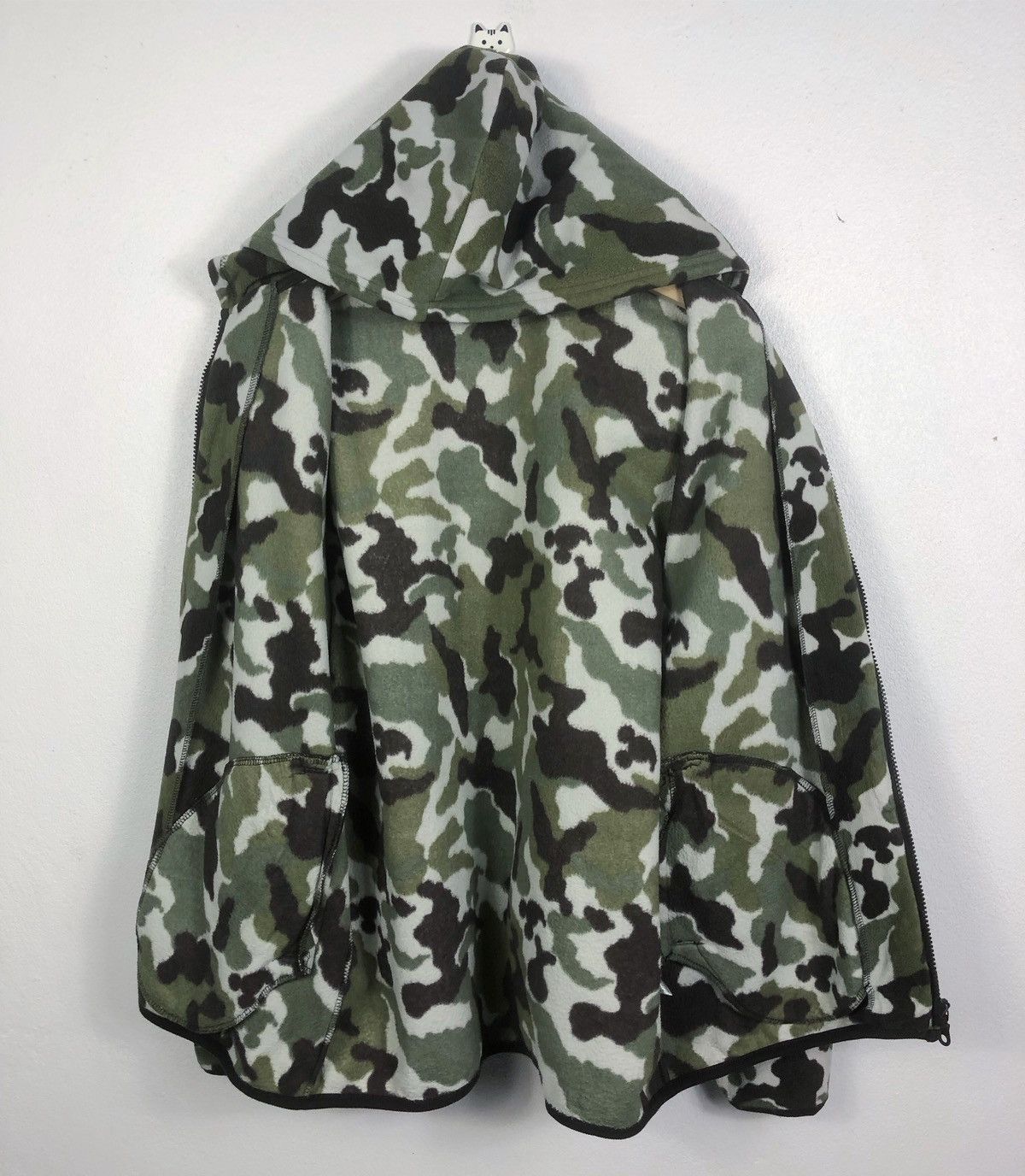 Mickey Mouse × Vintage Rare Vintage Disney Mickey Mouse Camo Hoodie Size US L / EU 52-54 / 3 - 7 Thumbnail