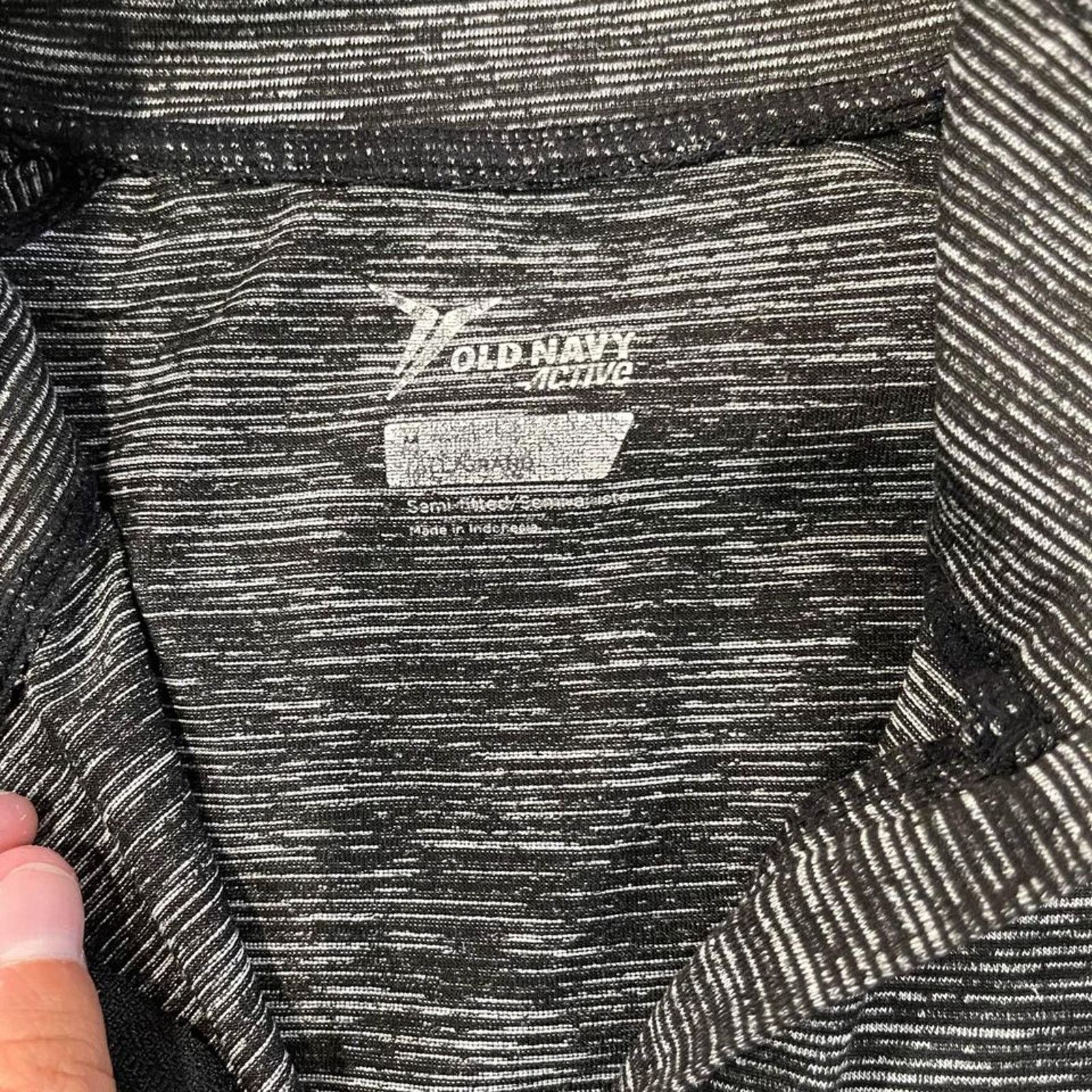 Old Navy Old Navy Active Quarter Zip Gray Top Women’s Size Medium Size M / US 6-8 / IT 42-44 - 4 Thumbnail