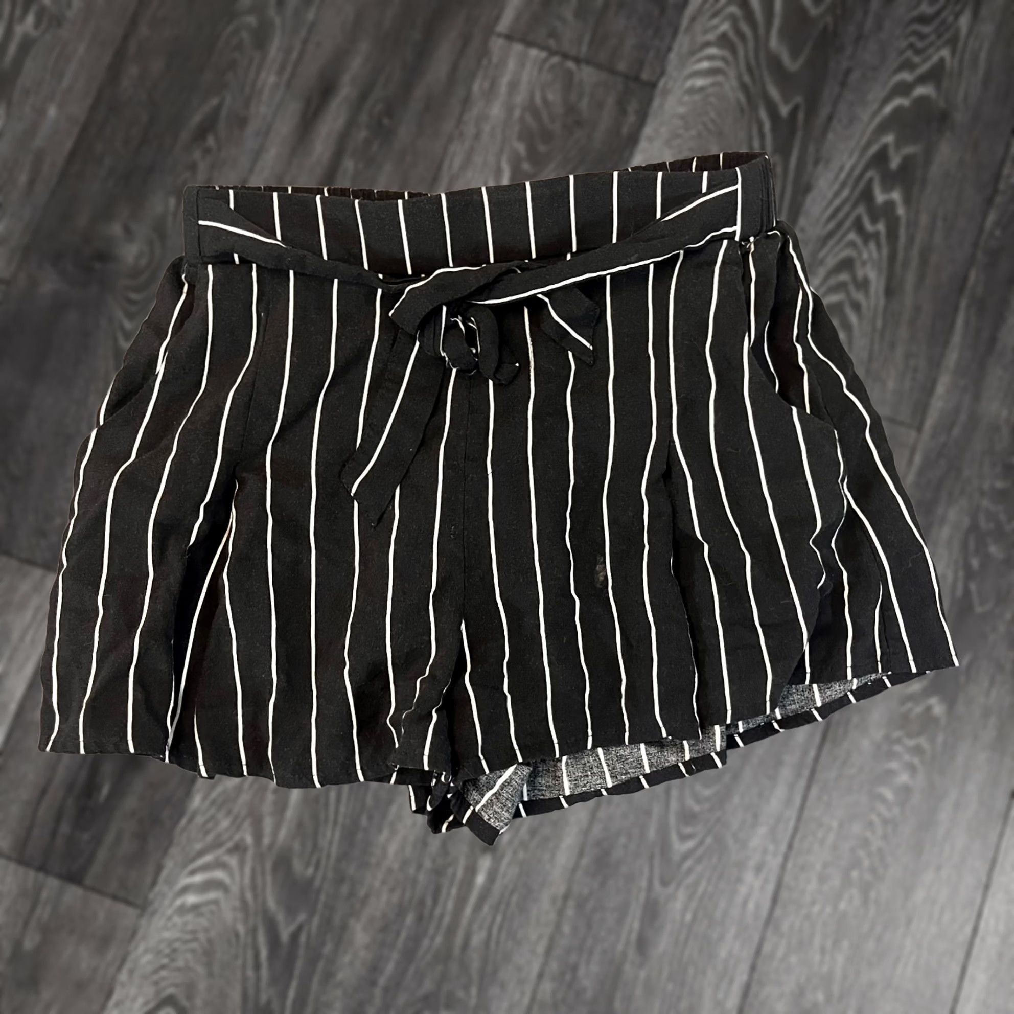Vintage REVAMPED Premium Collections Womens Black Shorts Striped Tie Waist Boho Beach Casual Summer Spring Fall S Size 28" / US 6 / IT 42 - 1 Thumbnail