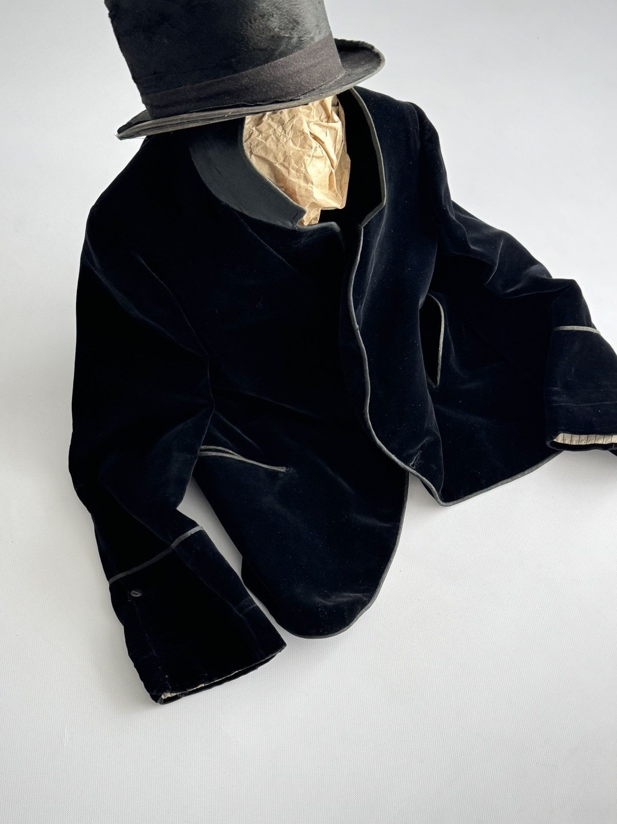Vintage Early 20th Century Velvet Smoking Jacket Size US M / EU 48-50 / 2 - 1 Thumbnail