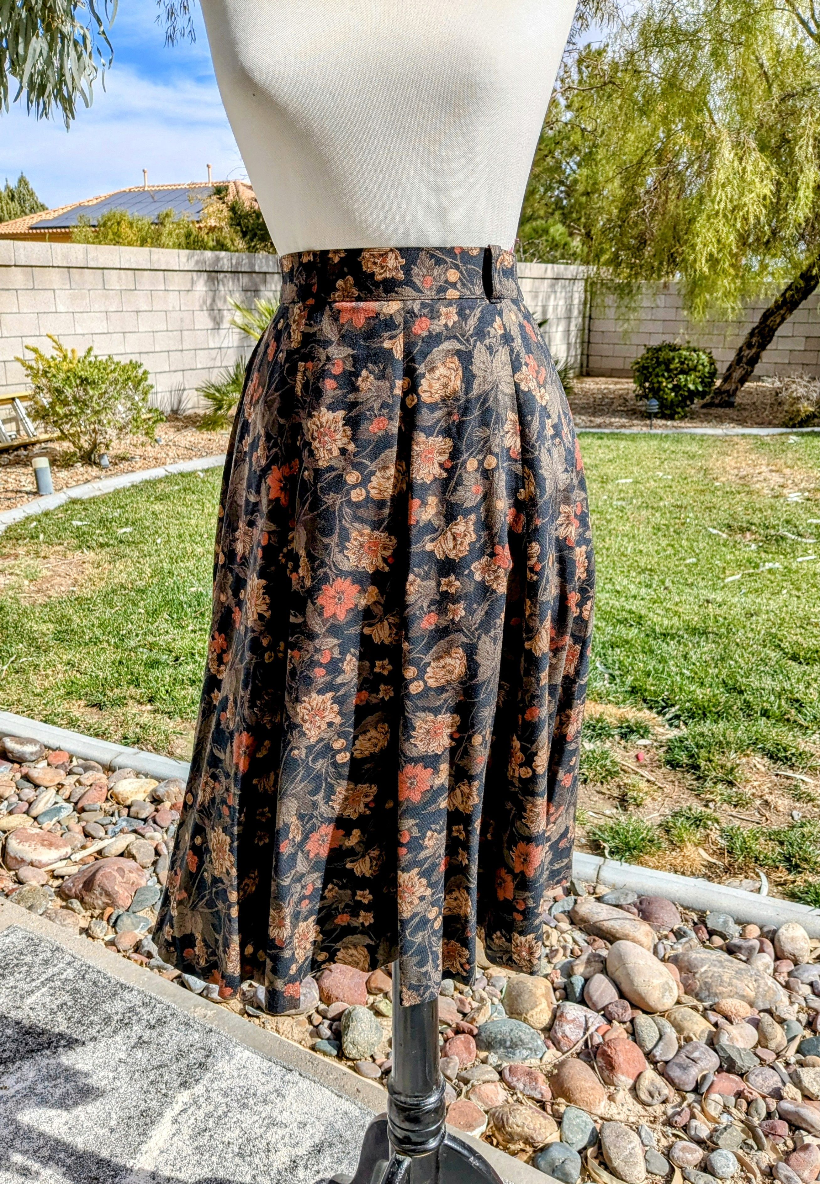 Vintage Vintage 1980s Floral Petite Zip w/Pockets Midi A-Line Skirt Size 25" / US 0 / IT 36 - 2 Thumbnail