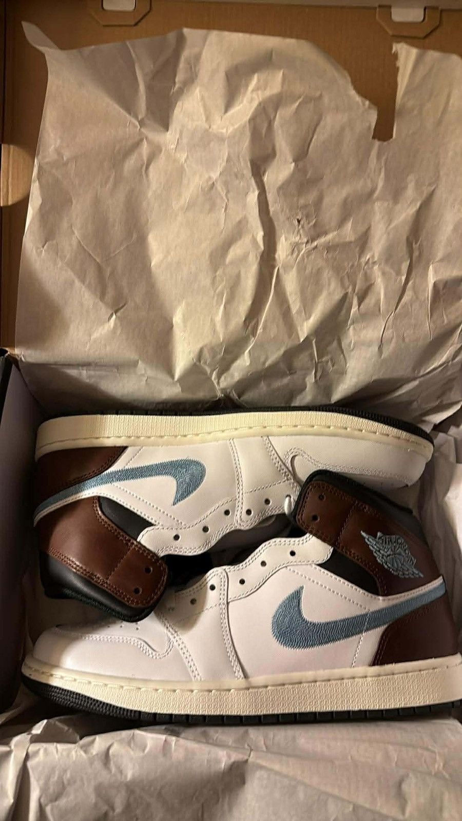 Jordan Brand Nike Jordan 1 retro SE Mid “UNC Mocha” New w/ OG Box! size 8 Size US 8 / EU 41 - 4 Thumbnail