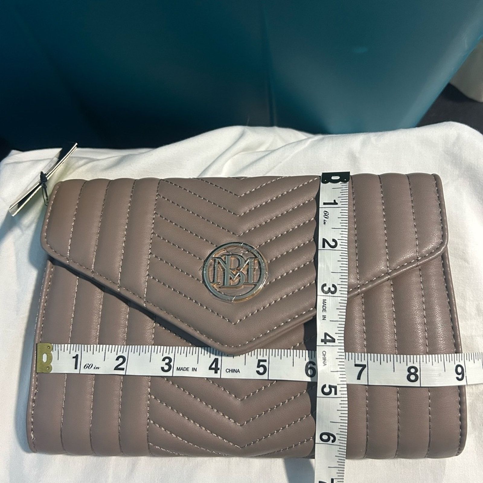 Badgley Mischka Badgley Mischka V Quilted Crossbody Chain Clutch Taupe NWT Size ONE SIZE - 8 Thumbnail