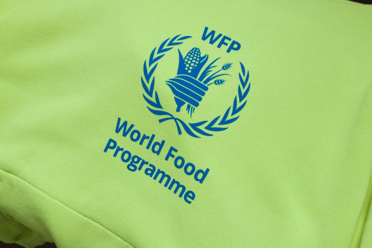 Balenciaga Balenciaga, Food programme neon hoodie in yellow Size US M / EU 48-50 / 2 - 6 Thumbnail