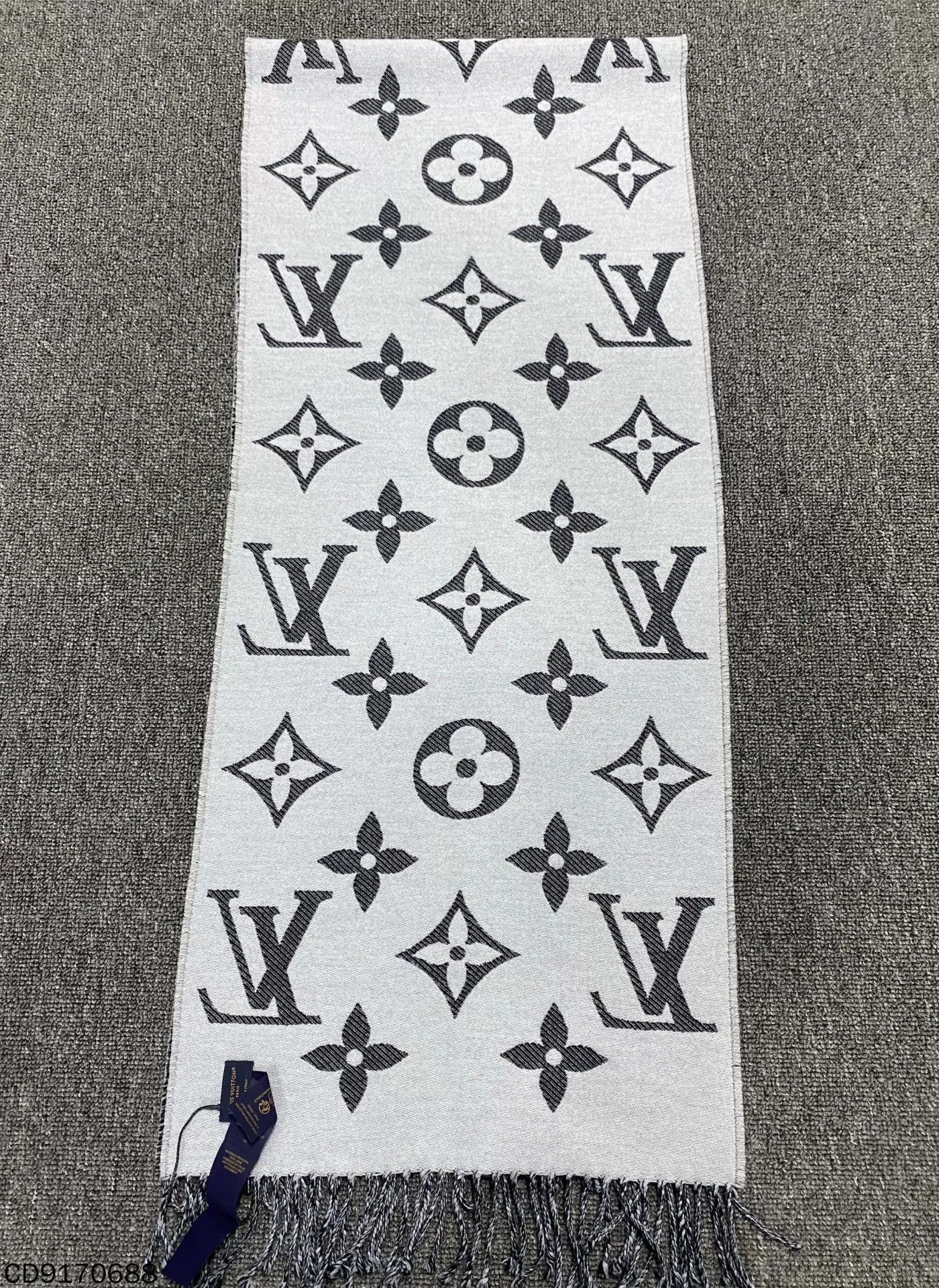 Louis Vuitton LV Monogram Wool Scarf Black/Grey Size ONE SIZE - 1 Thumbnail