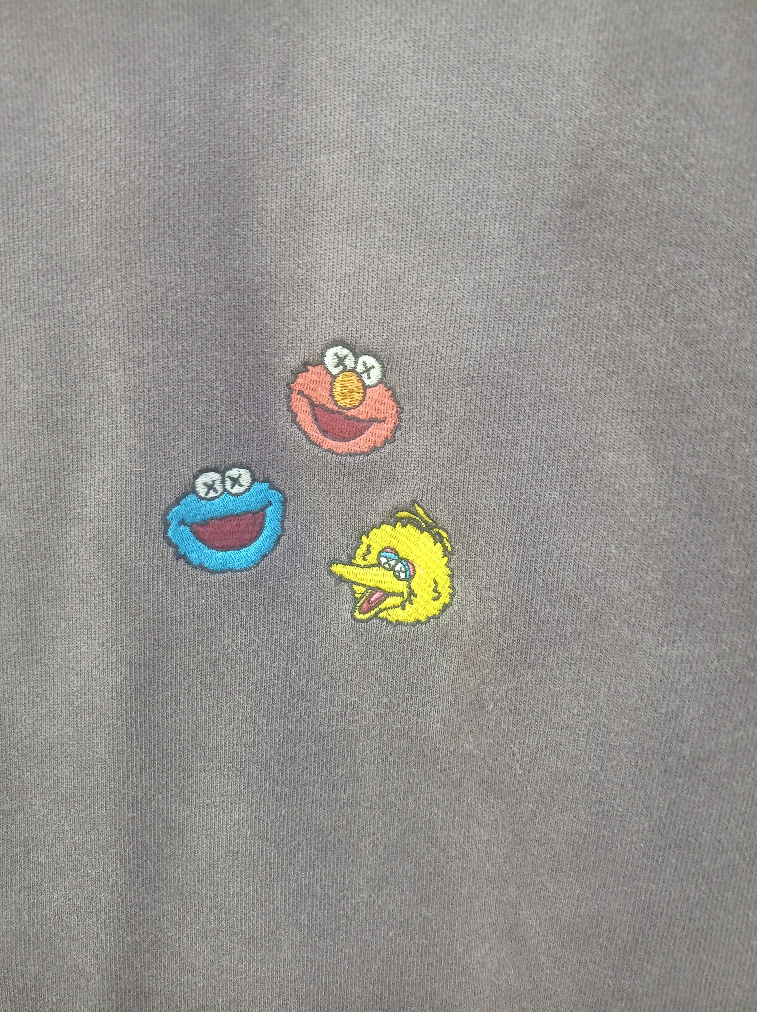 Kaws × Uniqlo Trashed faded kaws x sesame street crewneck Size US L / EU 52-54 / 3 - 5 Thumbnail