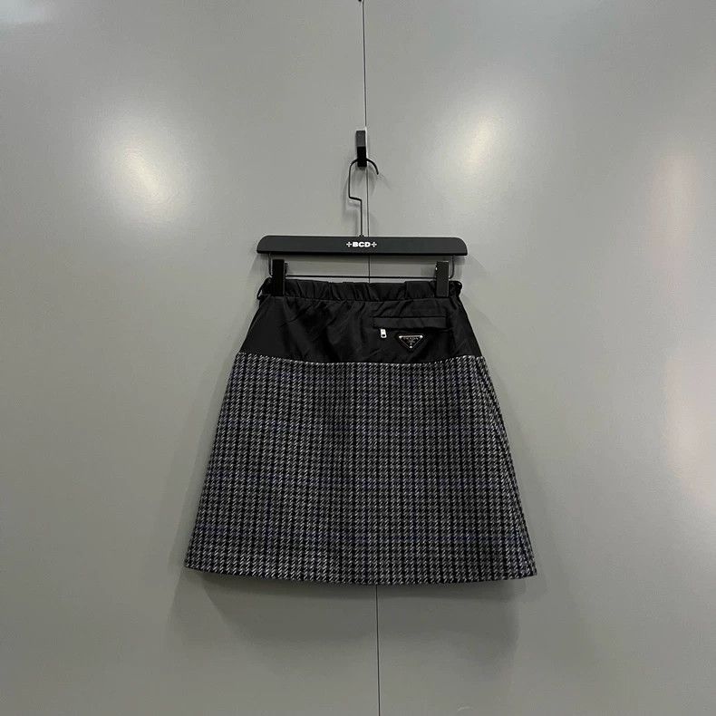 Prada Prada Thousand-bird check stitched triangle logo skirt 2504 Size 25" / US 0 / IT 36 - 1 Thumbnail