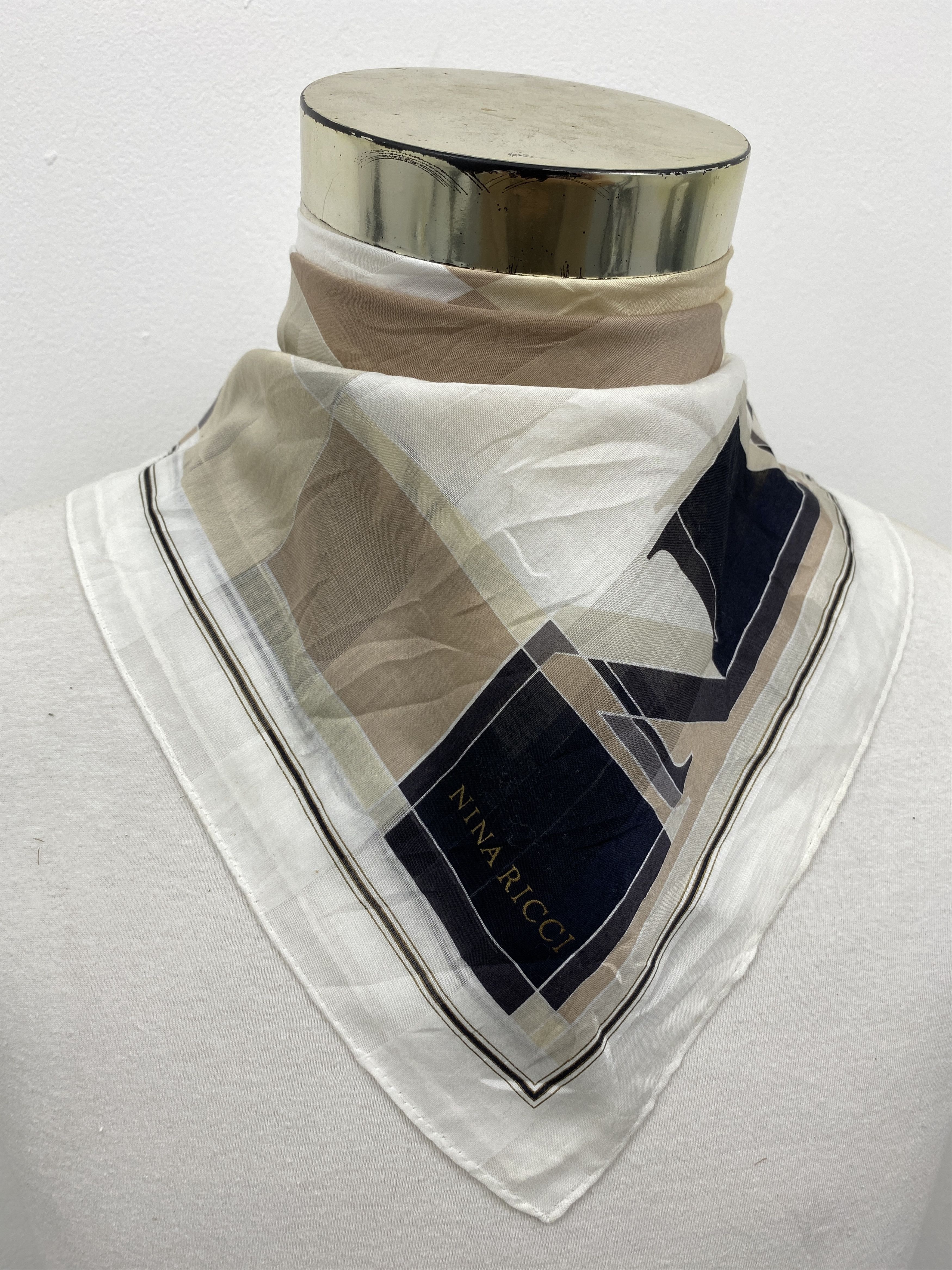 Vintage Nina Ricci Handkerchief / Neckerchief / Bandana HKC0642 Size ONE SIZE - 1 Thumbnail