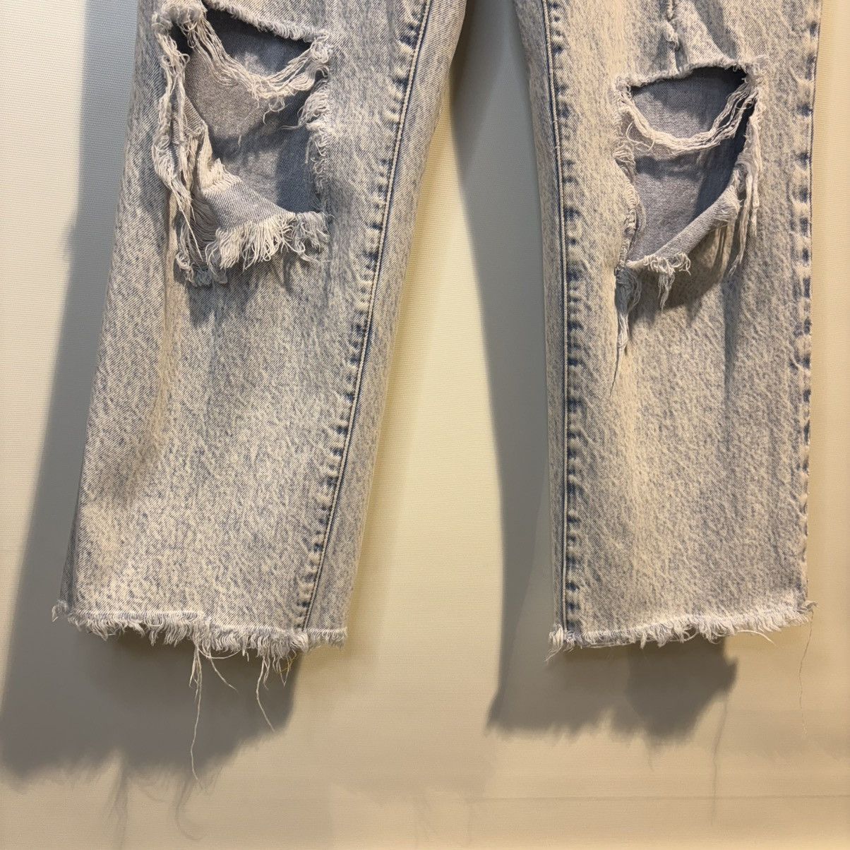 Alice + Olivia ALICE+OLIVIA AMAZING HIGH RISE BOYFRIEND JEAN DISTRESSED -31 Size 31" - 8 Thumbnail