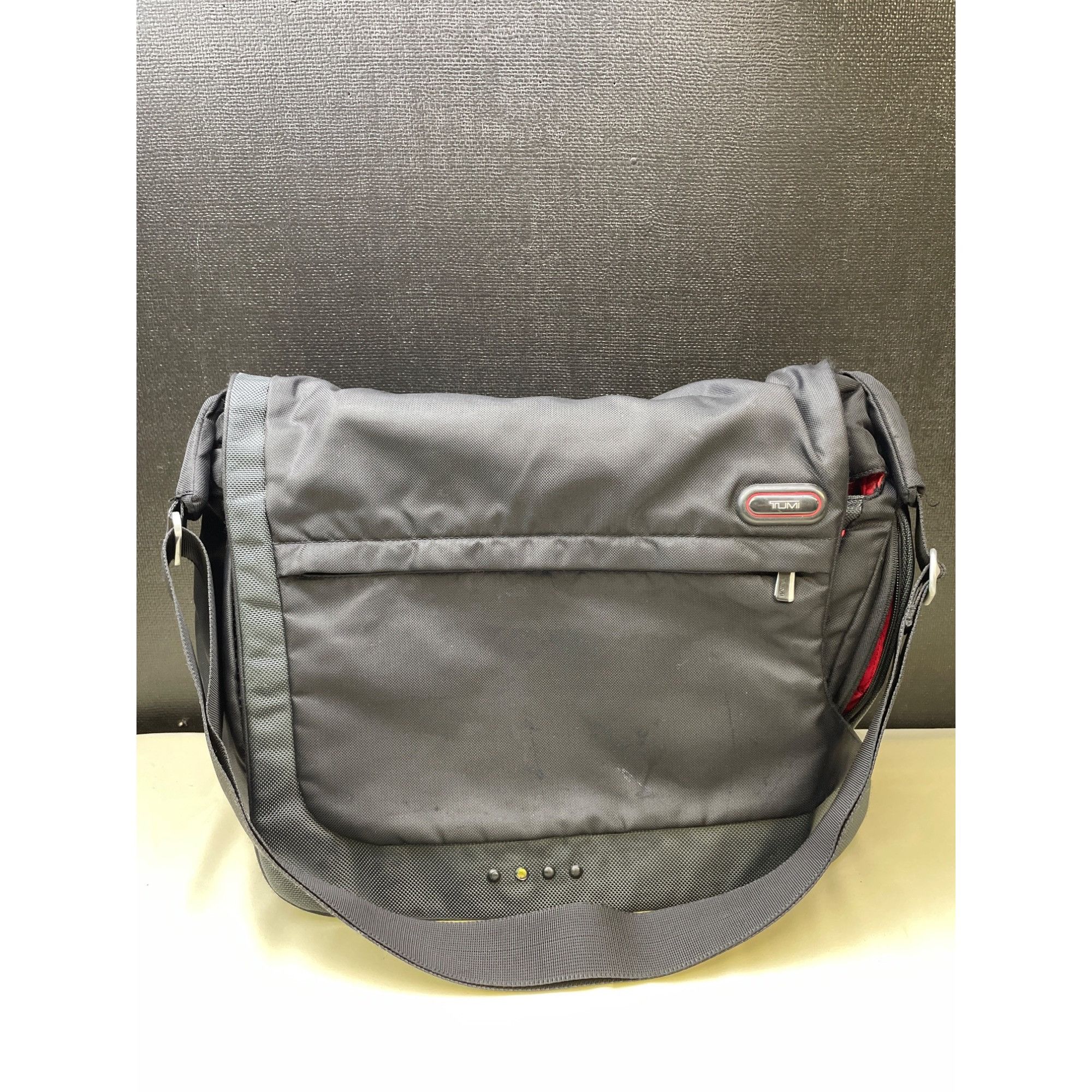 Tumi Tumi Unisex Cross Body Messenger Laptop Black Nylon Bag #511 Size ONE SIZE - 1 Thumbnail