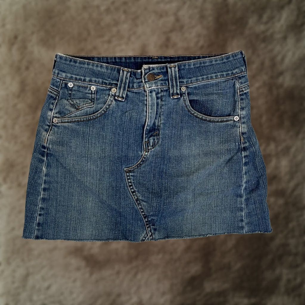 Levi's VINTAGE Levi's Skirt Womens 4 Blue Denim Raw Hem Mini Stretch 5 Pocket Casual Jeans Y2K Size 27" / US 4 / IT 40 - 1 Thumbnail
