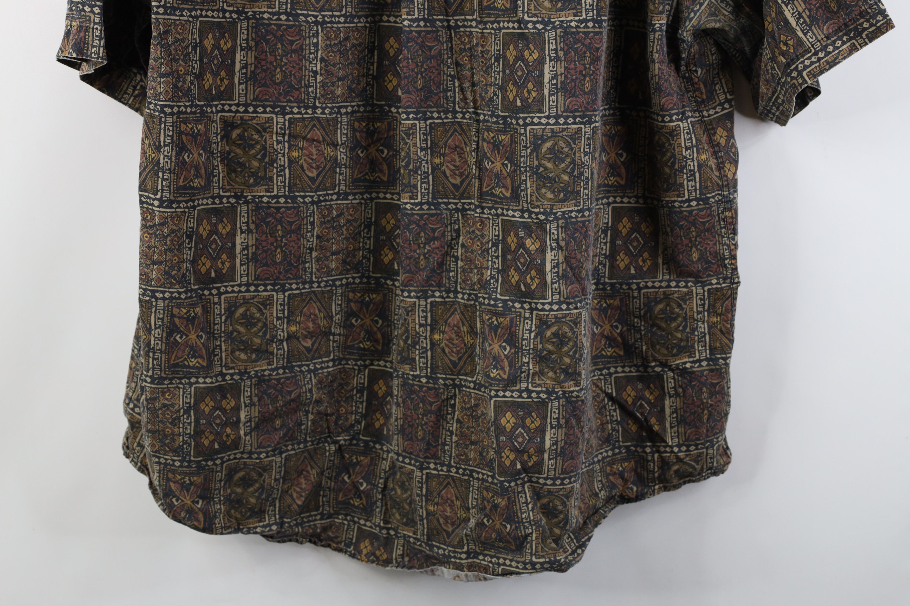 Vintage Vintage 90s Streetwear Geometric Hawaiian Button Shirt Size US XL / EU 56 / 4 - 11 Thumbnail