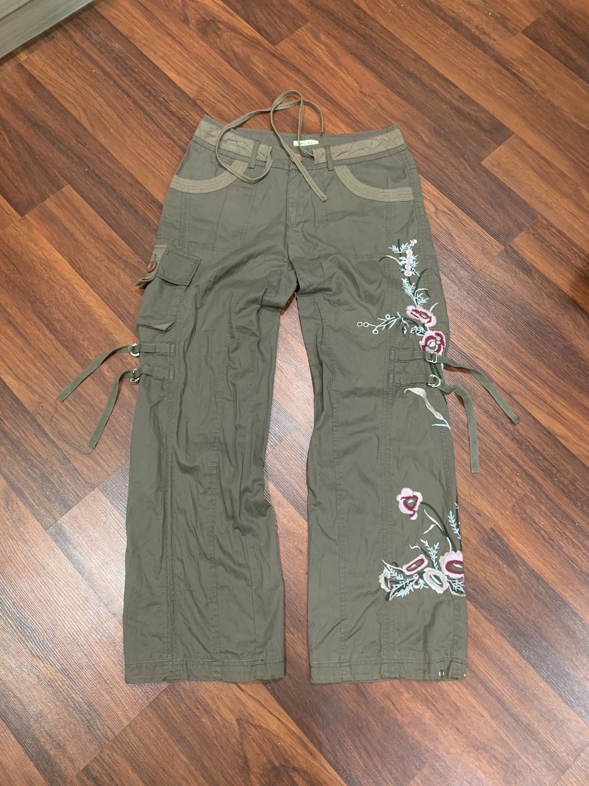 Mi-Tu Embroidered Flower Bondage Pants