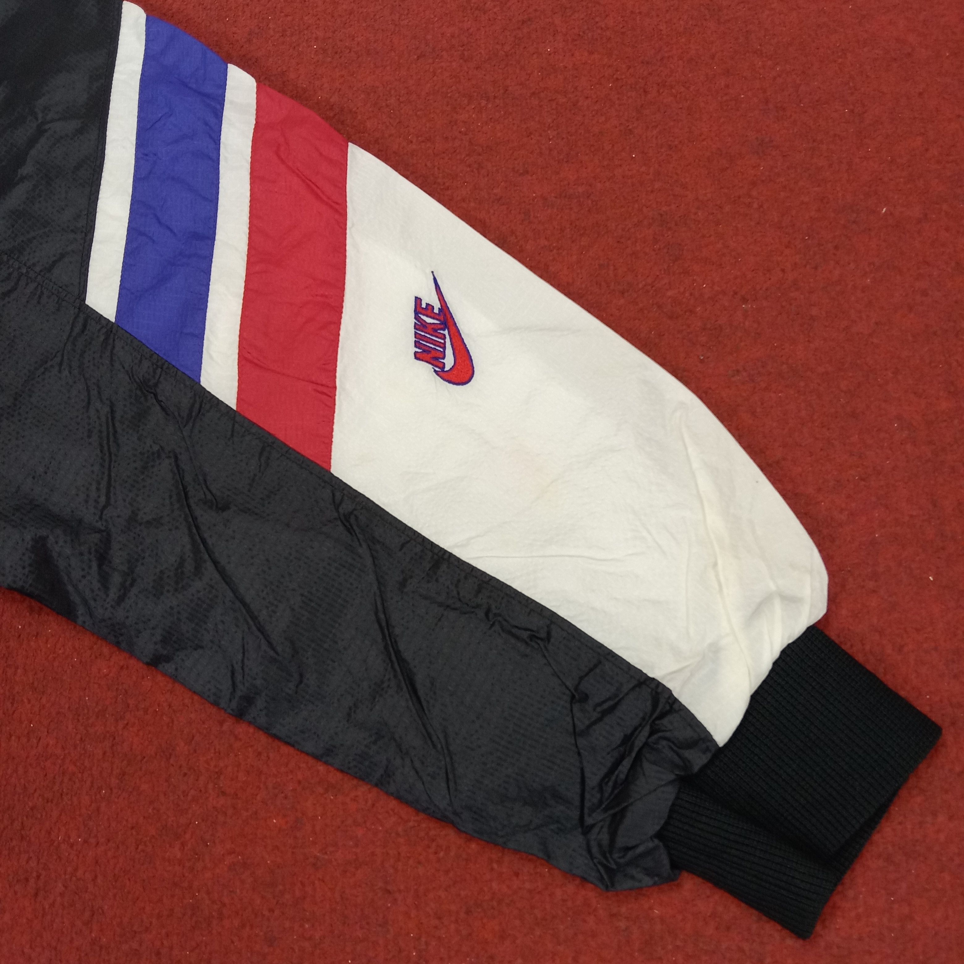 Nike × Vintage Nike Small Logo Design Sportswear Style Windbreaker Jacket Size US L / EU 52-54 / 3 - 8 Thumbnail