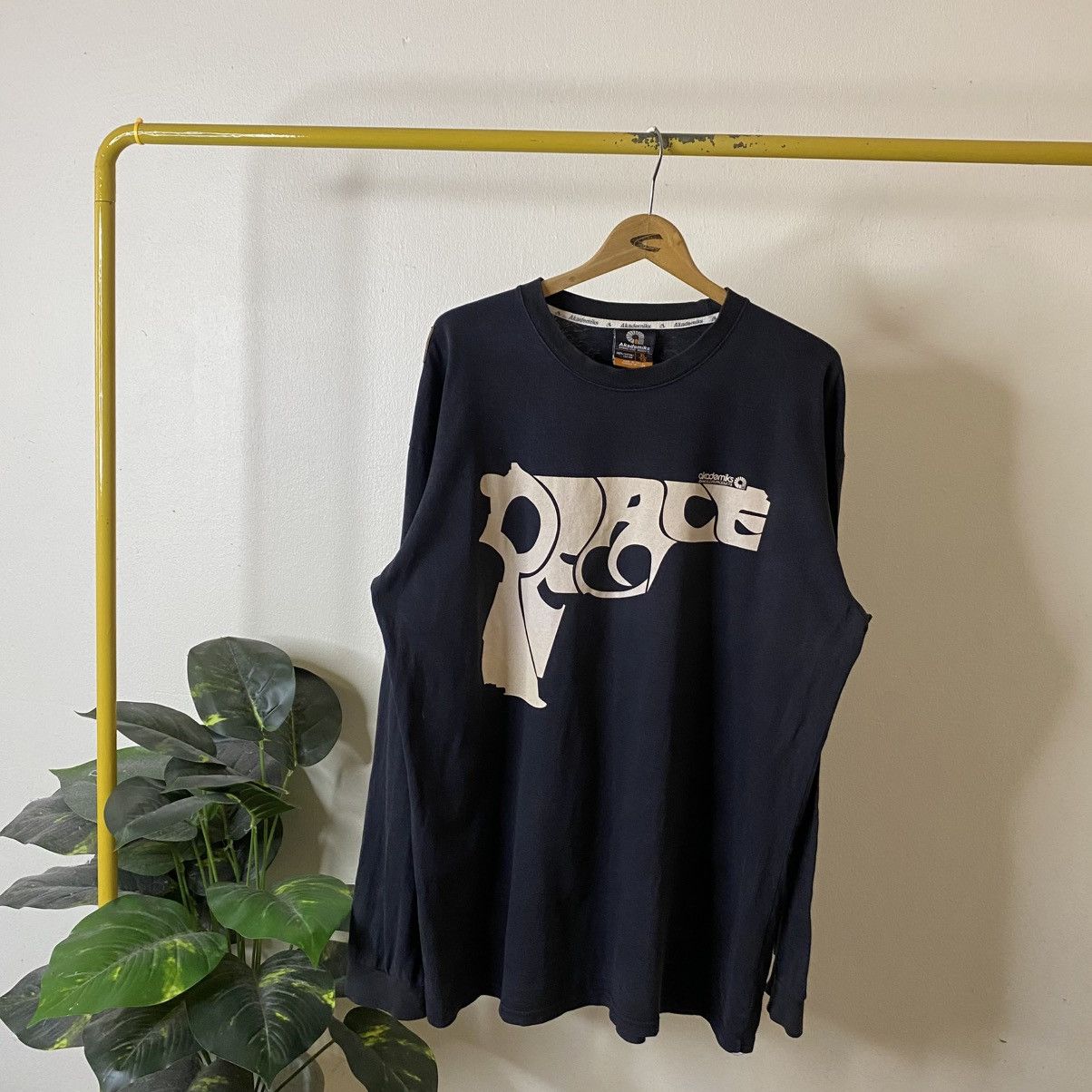 Akademiks Vintage Y2K Akademiks Peace Pistol Graphic Streetwear LS Size US XL / EU 56 / 4 - 1 Thumbnail