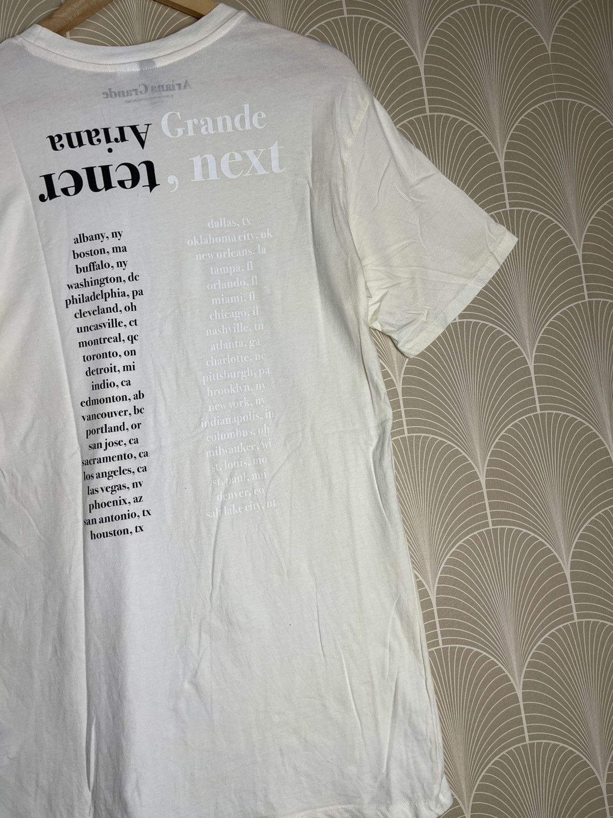 Band Tees × H&M ARIANNA GRANDE 2020 WORLD TOUR TSHIRT Size XS / US 0-2 / IT 36-38 - 14 Thumbnail