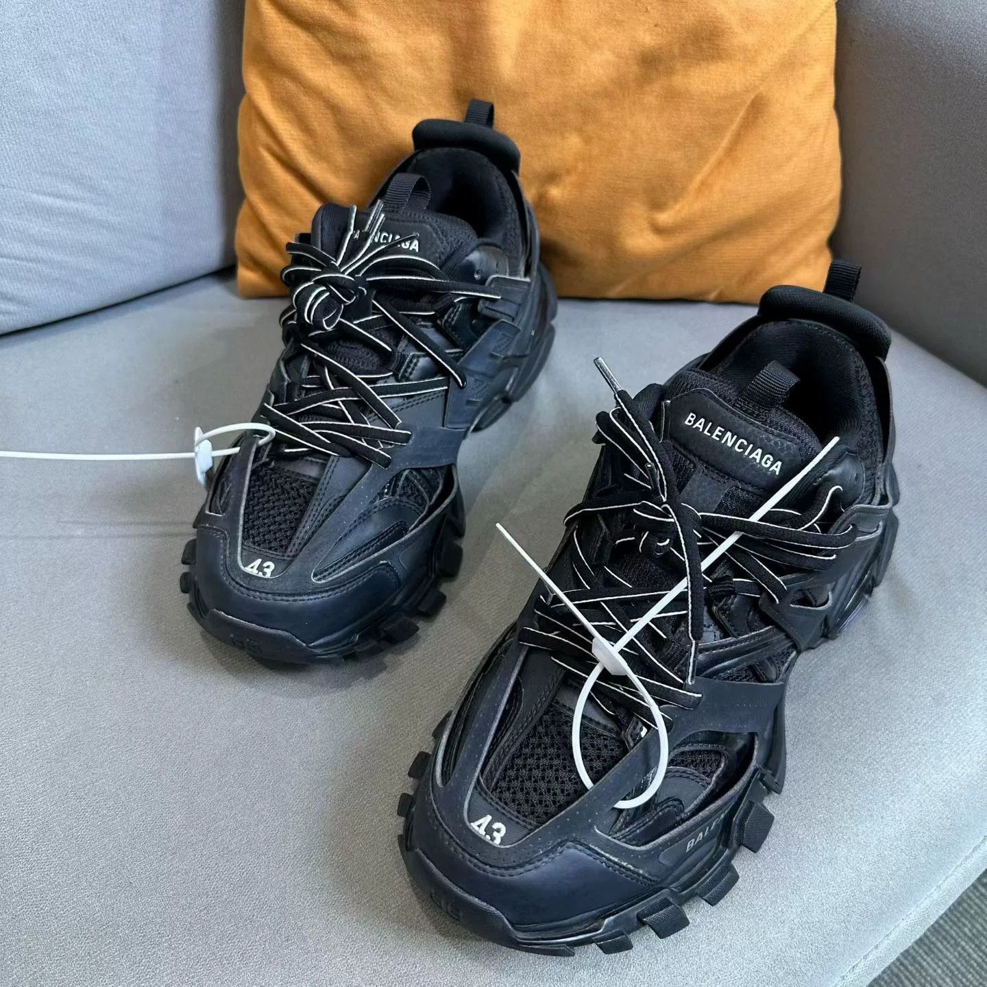 Balenciaga Balenciaga Black Lowtop Sneakers 10 Men Size US 10 / EU 43 - 1 Thumbnail