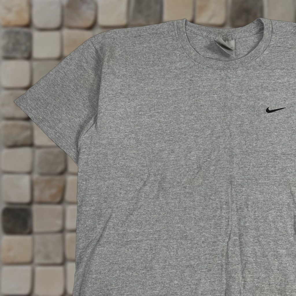 Nike VINTAGE Nike Shirt Mens Large Gray Swoosh Short Sleeve Crew Neck Streetwear Y2K Size US L / EU 52-54 / 3 - 1 Thumbnail