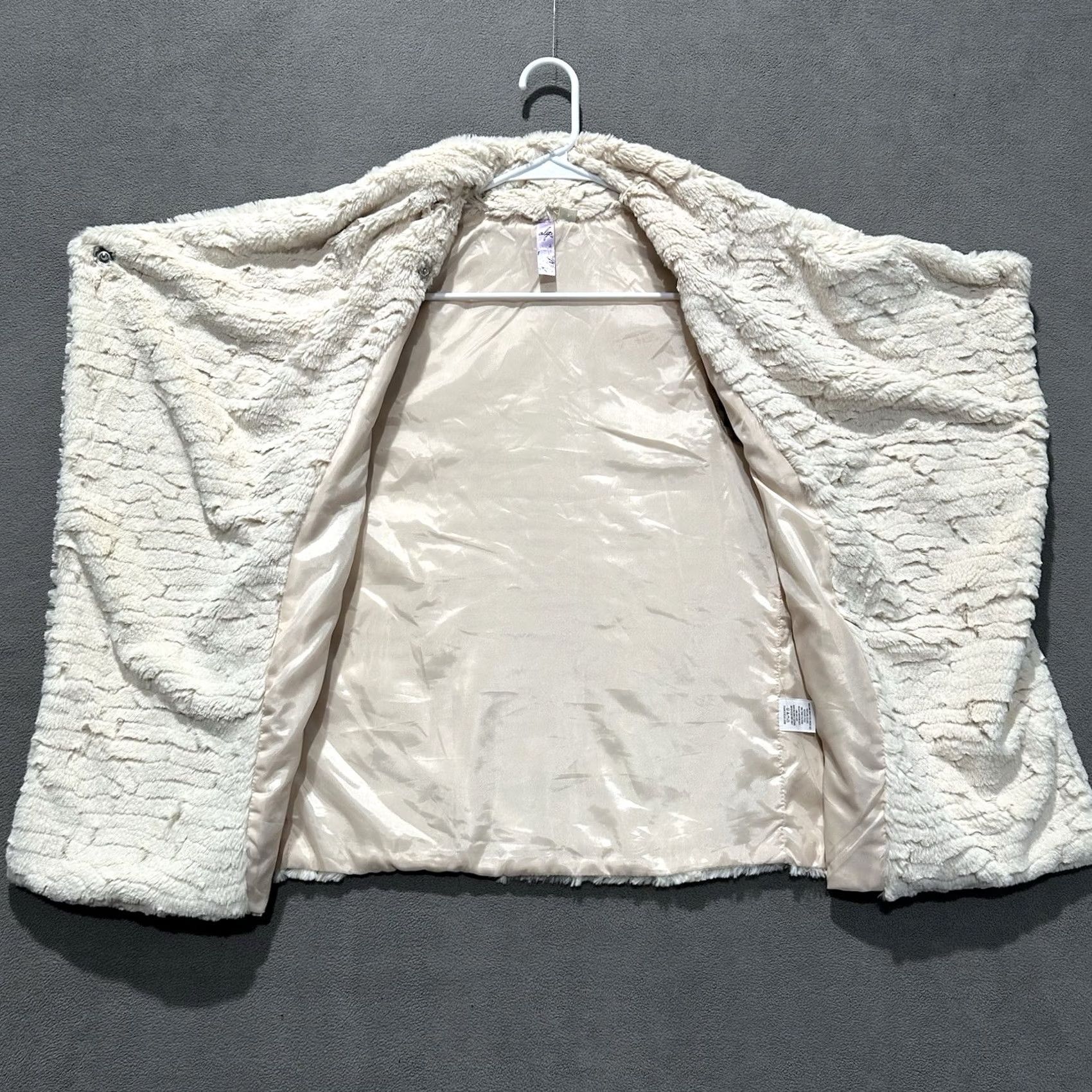 Vintage Francesca's Alya Wrap Vest Womens Medium Ivory Snap Sleeveless Fur EUC Size M / US 6-8 / IT 42-44 - 3 Thumbnail