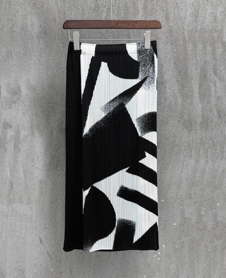 Issey Miyake Issey Miyake size:3 Black and white ink-wash half skirt Size 42" / US 20 - 1 Thumbnail