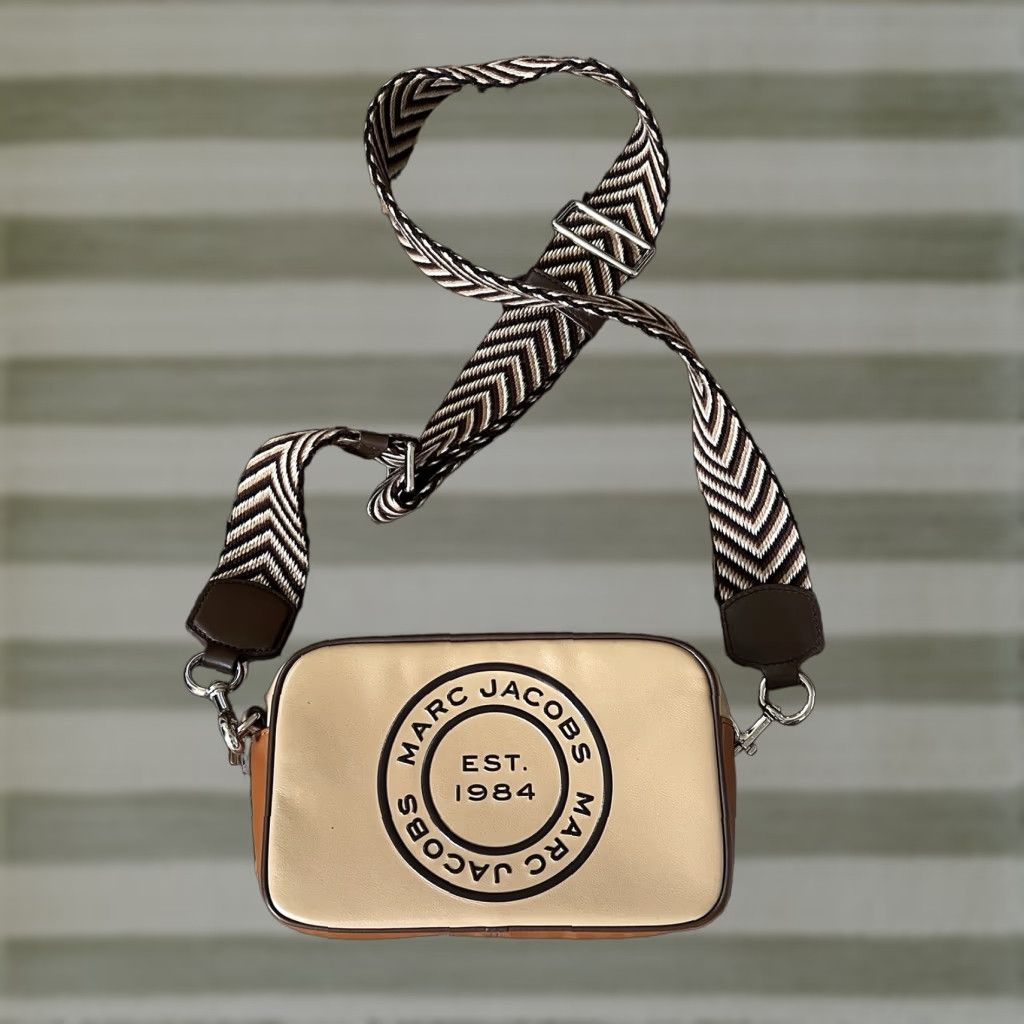Marc Jacobs Signet Snapshot Leather Crossbody Camera Bag Medium Almond Womens in White
