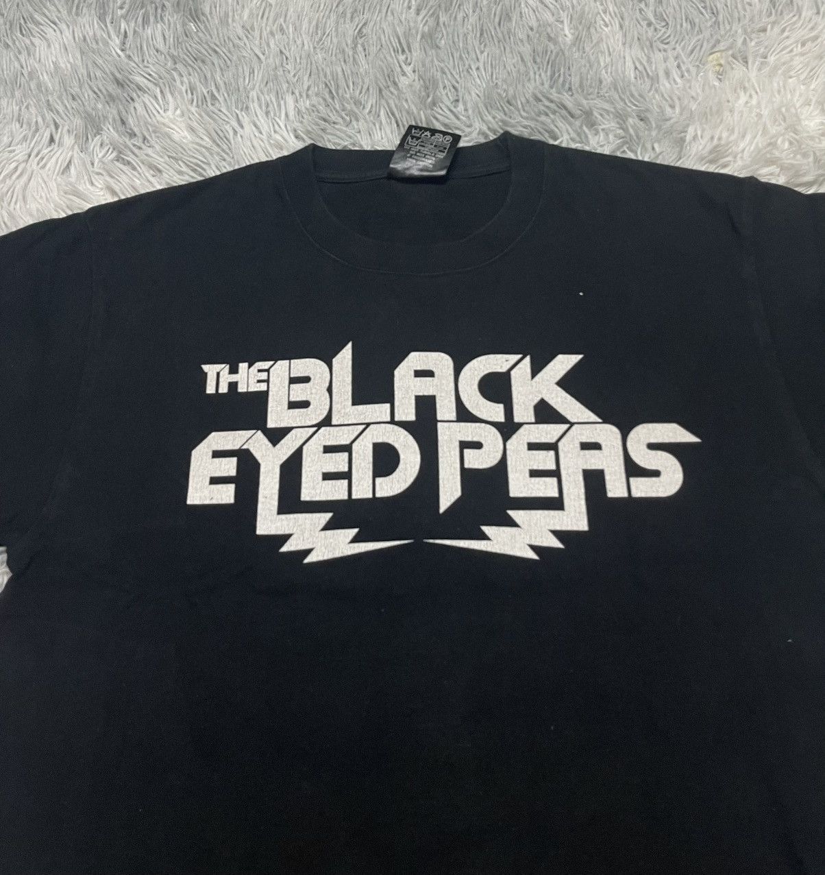 Band Tees 2000s THE BLACK EYED PEAS THE END ALBUM COVER TEES Size US L / EU 52-54 / 3 - 6 Thumbnail