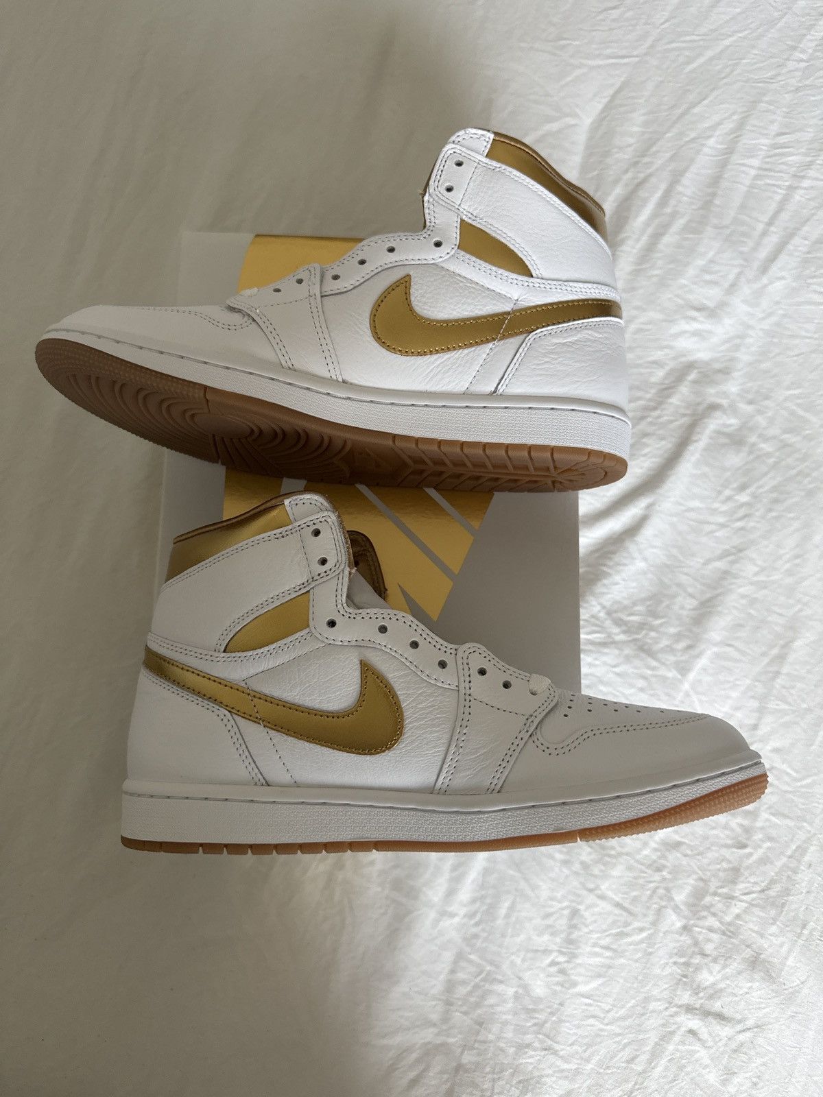 WMNS Air Jordan 1 Retro Hi (U.S. Men Size 8) Menswear