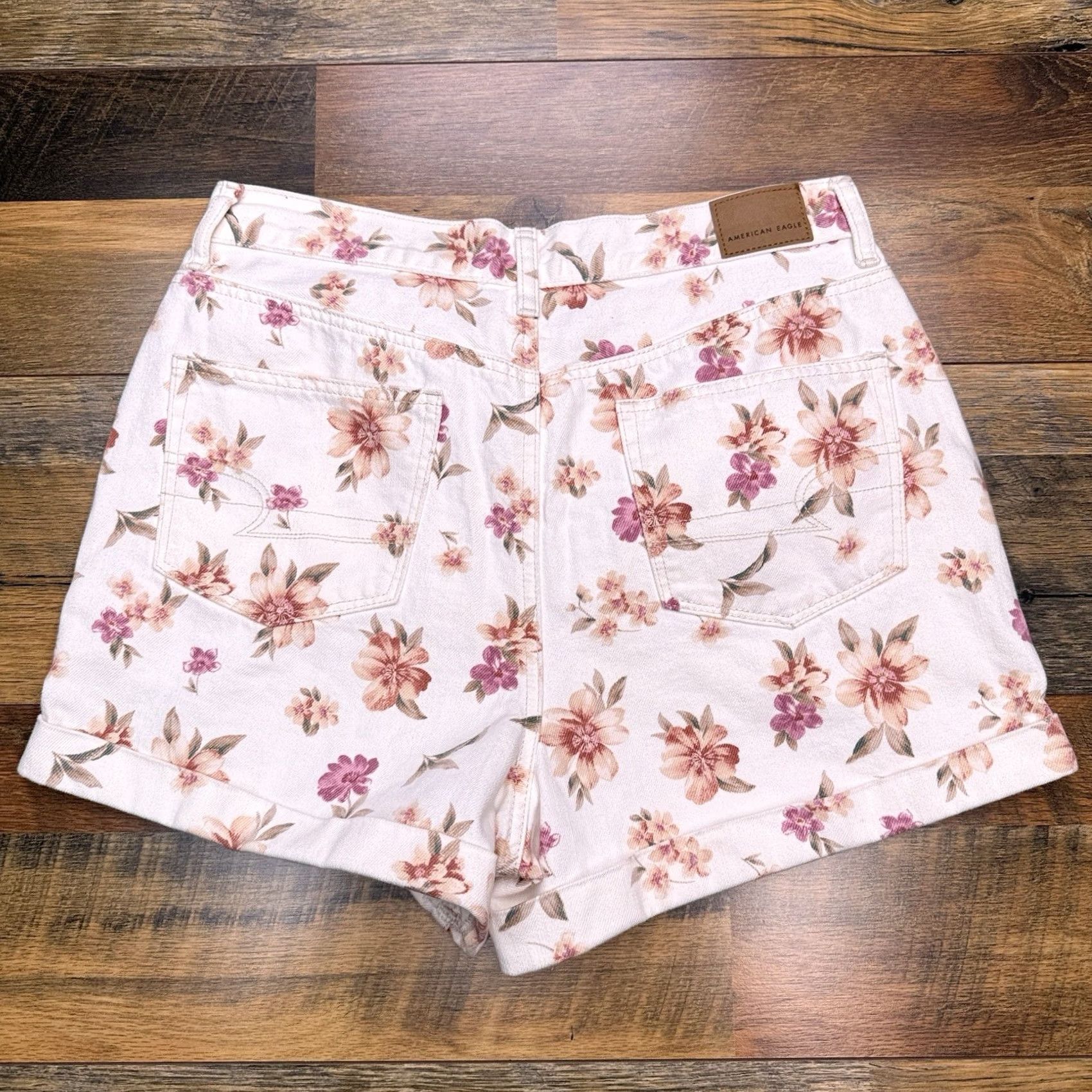 American Eagle Outfitters American Eagle Outfitters Mom Shorts 10 White Daisy Floral Denim High Rise Size 32" / US 10 / IT 46 - 2 Thumbnail