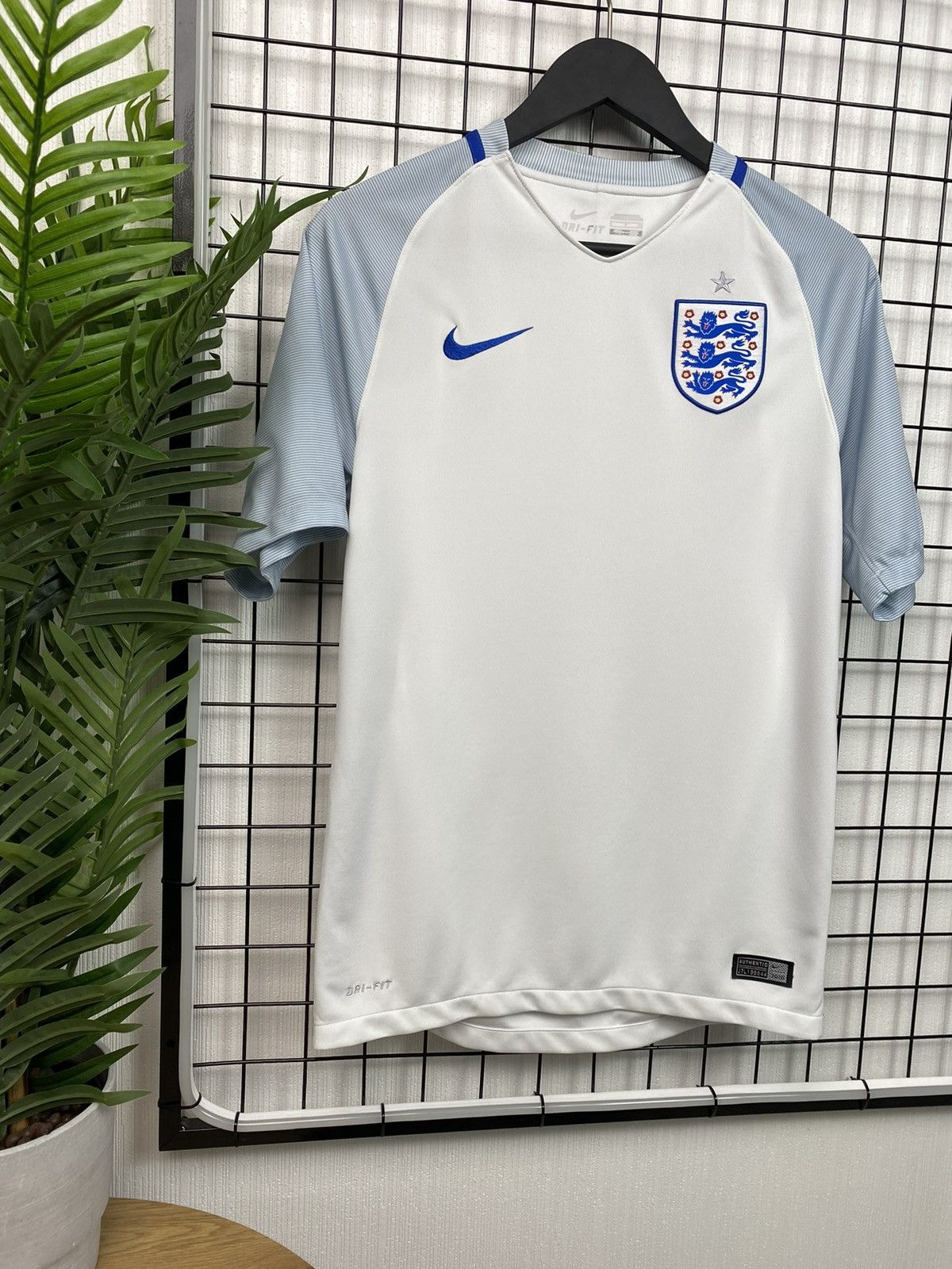 Nike England national team 2016Nike soccer jersey S size football Size US S / EU 44-46 / 1 - 2 Thumbnail