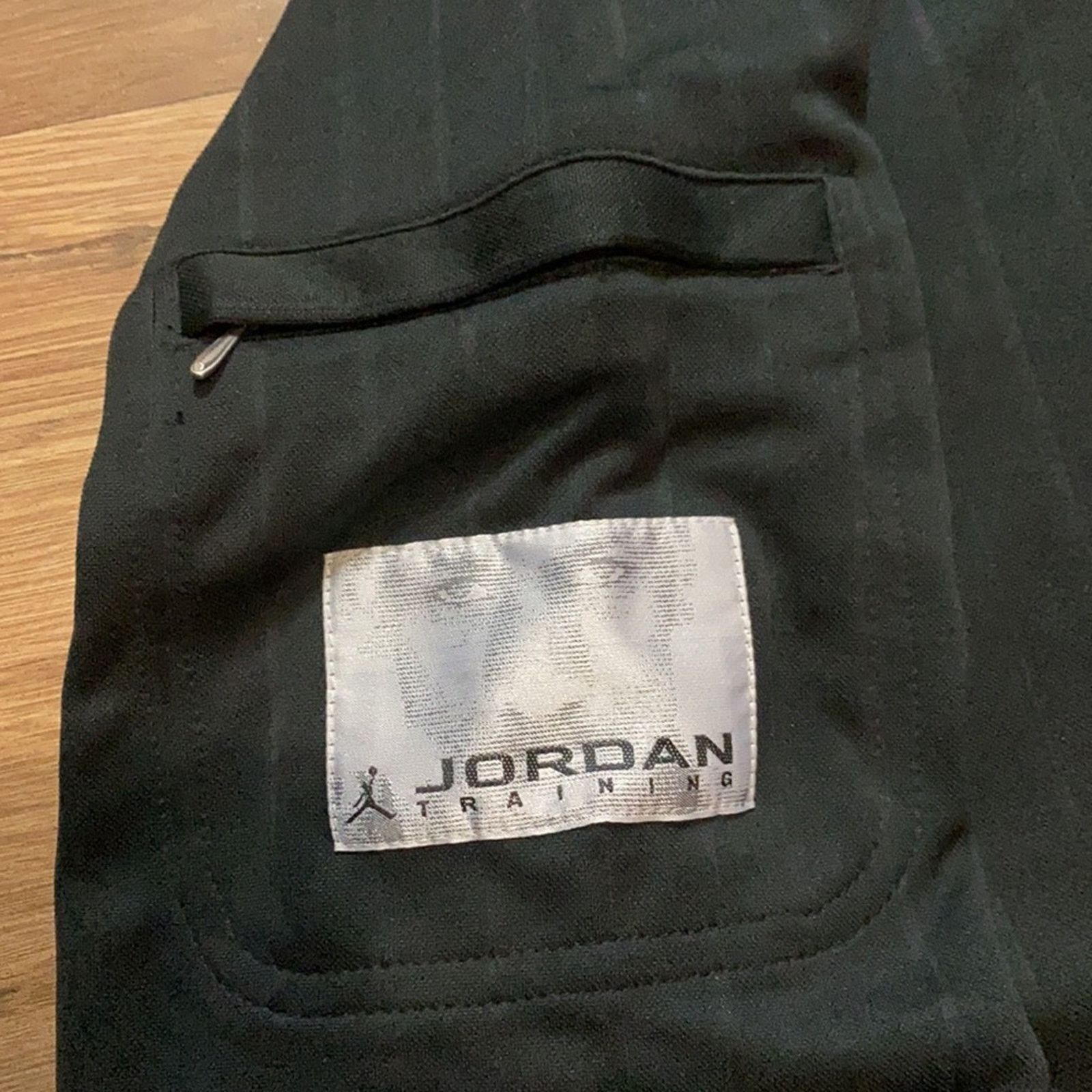 Jordan Brand 2002 Jordan Center Logo Pin Stripe Training Long Sleeve Size US XL / EU 56 / 4 - 7 Thumbnail