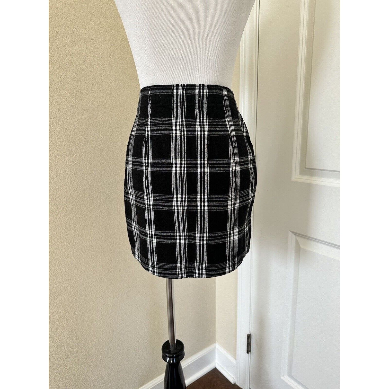 Hollister Hollister Ultra High Rise Black White Plaid Mini Skirt Sz XS Size 26" / US 2 / IT 38 - 6 Thumbnail