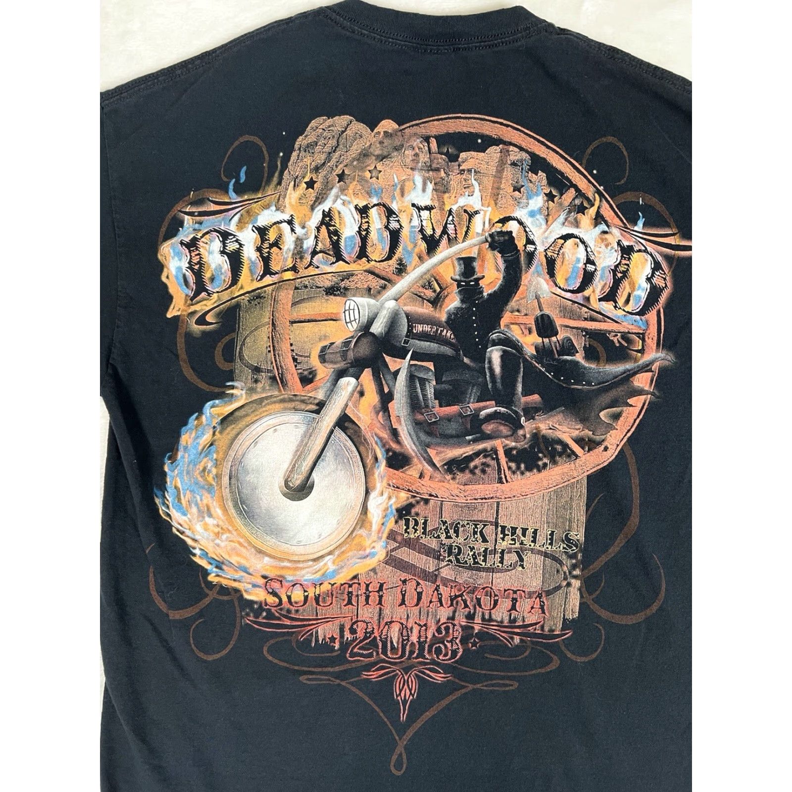 Gildan VINTAGE Deadwood South Dakota Black Hills Rally T-Shirt L Biker Motorcycle Mens Black 90s Y2K Size US L / EU 52-54 / 3 - 7 Thumbnail